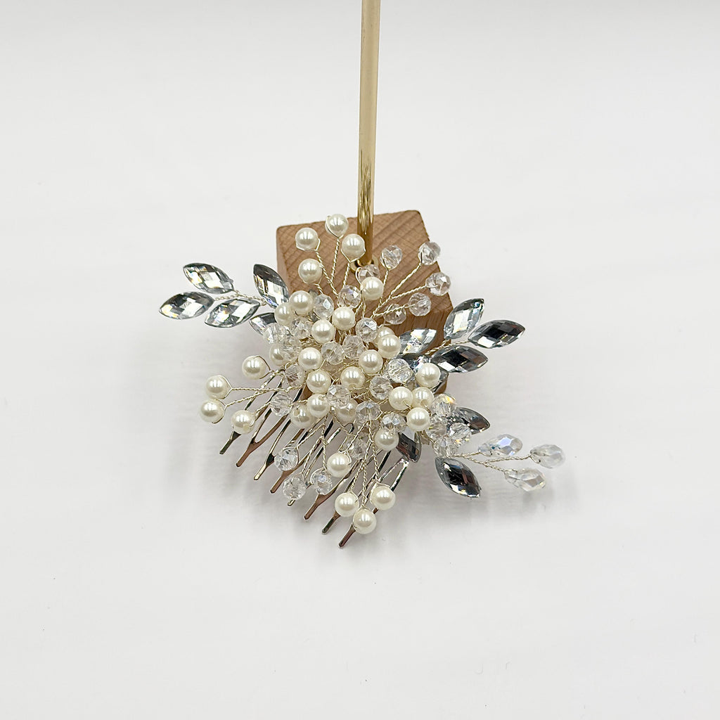 Planned close-up of the central pearl and crystal cluster showing transparent leaves, delicate branches and handcrafted details.