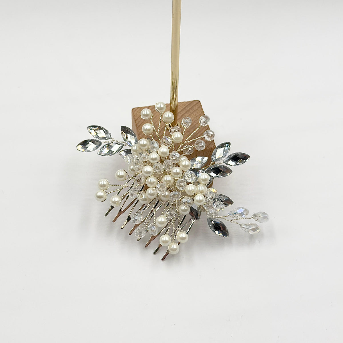 Planned close-up of the central pearl and crystal cluster showing transparent leaves, delicate branches and handcrafted details.