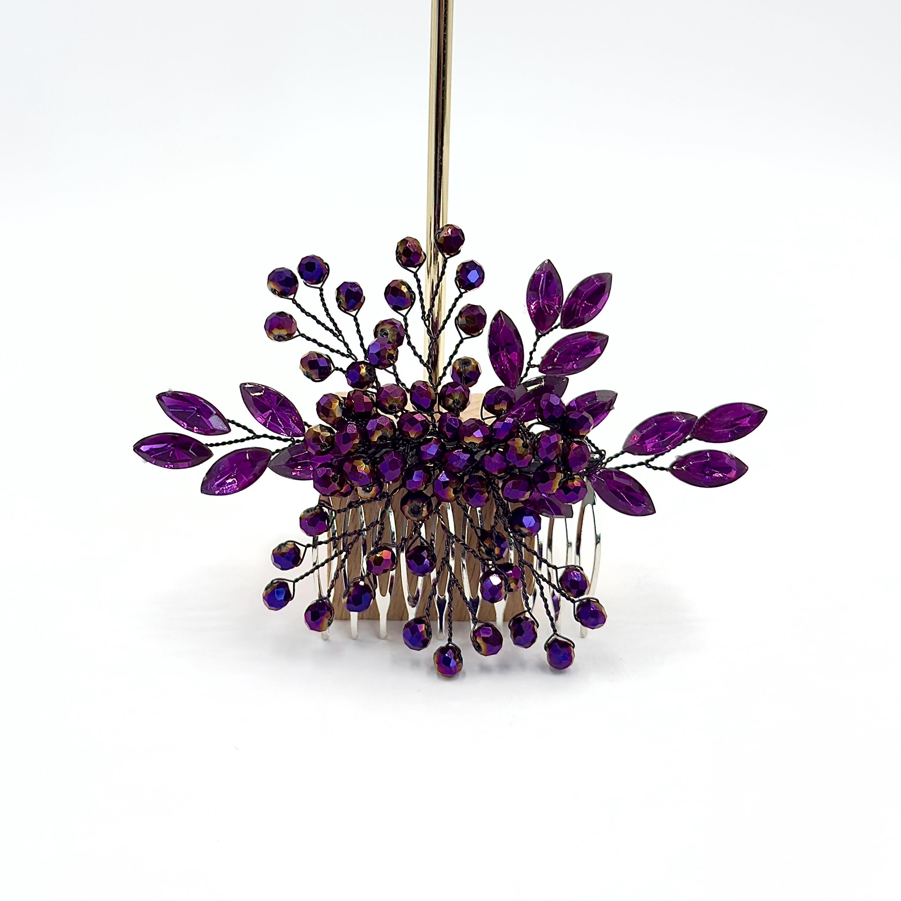 Lila Braut-Haarkamm mit Blättern | Floraler Hochzeitshaarschmuck in Kristalloptik