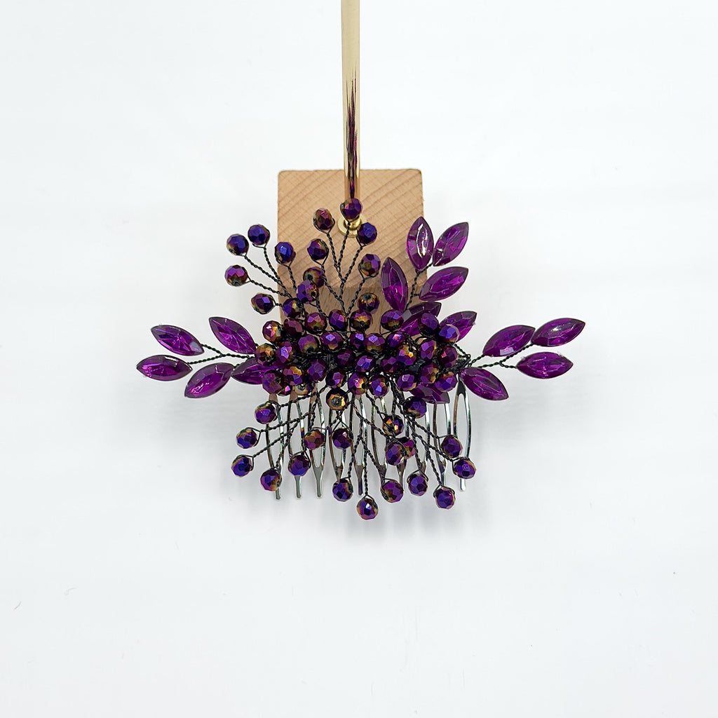 Lila Braut-Haarkamm mit Blättern | Floraler Hochzeitshaarschmuck in Kristalloptik