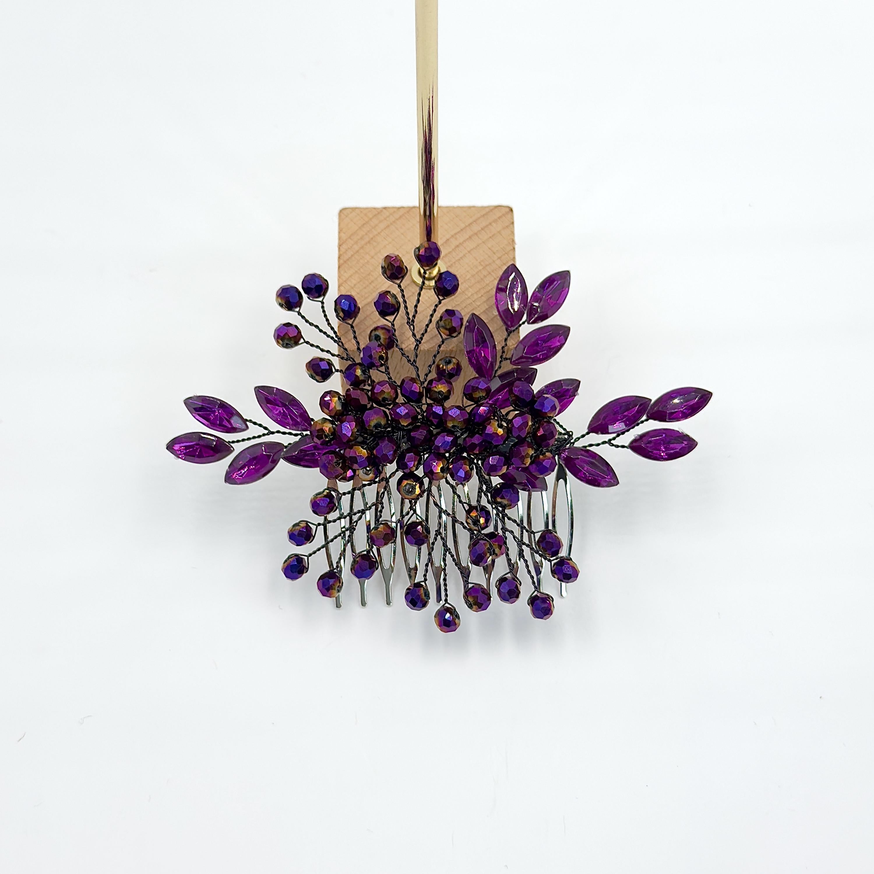 Lila Braut-Haarkamm mit Blättern | Floraler Hochzeitshaarschmuck in Kristalloptik