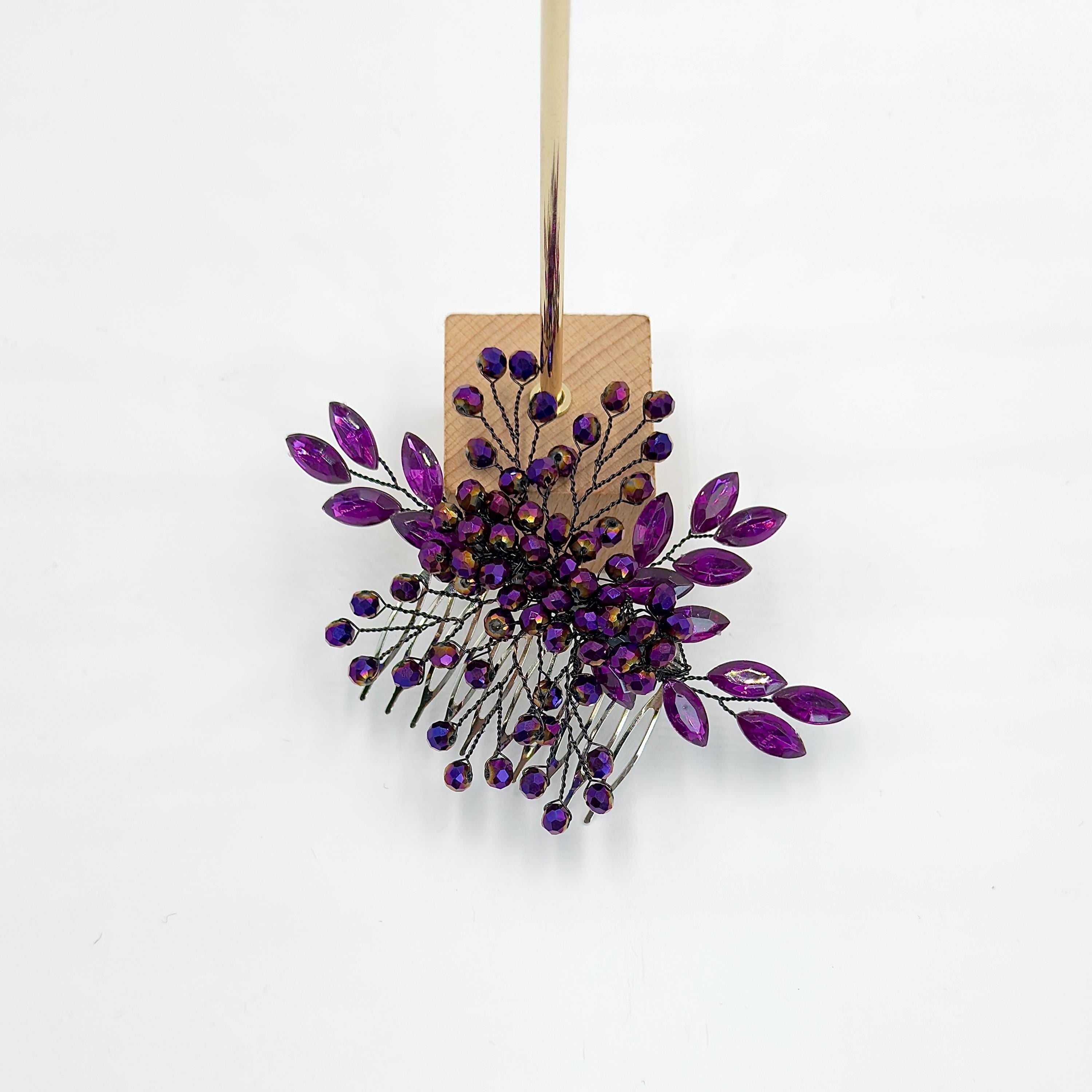 Lila Braut-Haarkamm mit Blättern | Floraler Hochzeitshaarschmuck in Kristalloptik