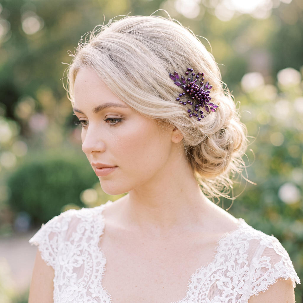 Lila Braut-Haarkamm mit Blättern | Floraler Hochzeitshaarschmuck in Kristalloptik