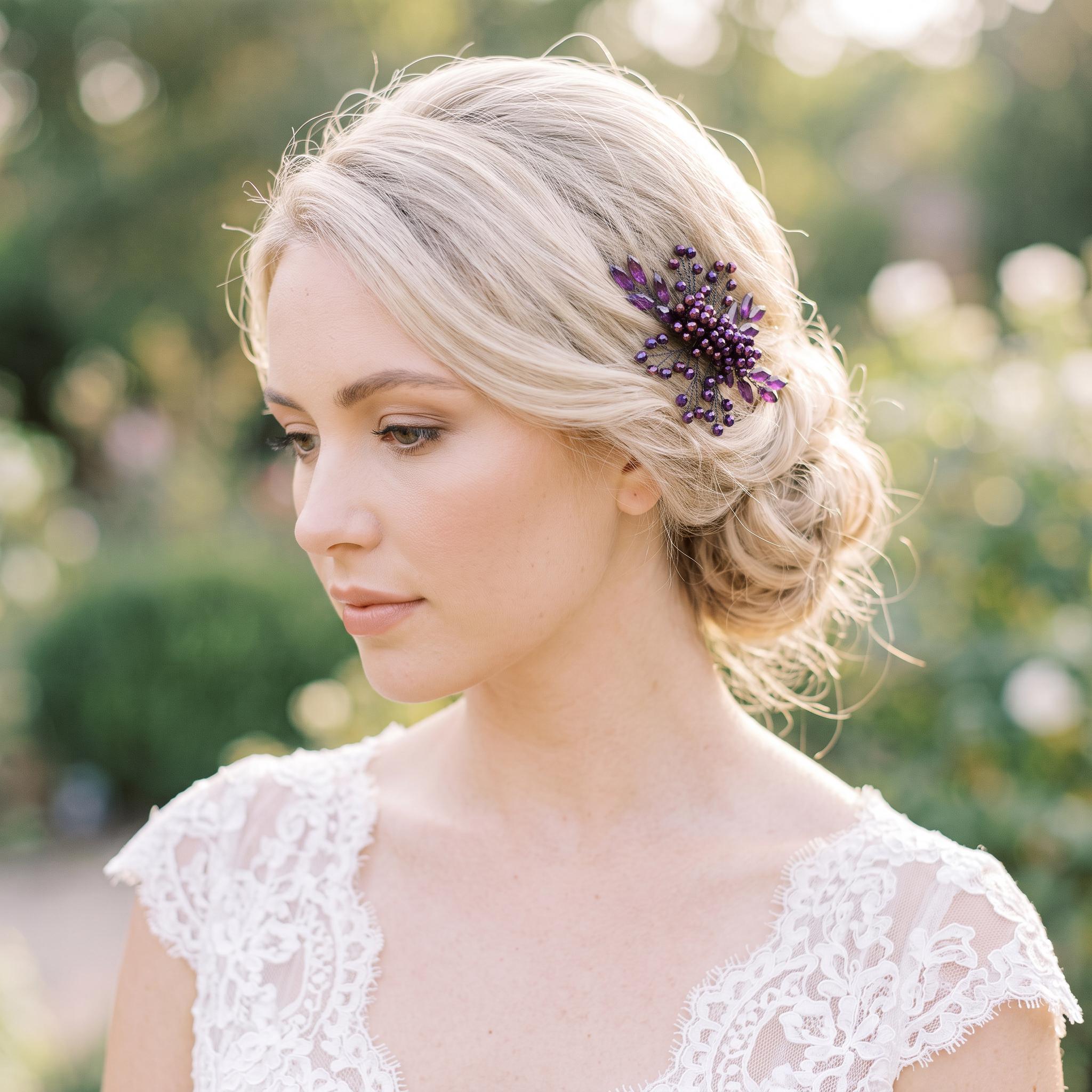 Lila Braut-Haarkamm mit Blättern | Floraler Hochzeitshaarschmuck in Kristalloptik