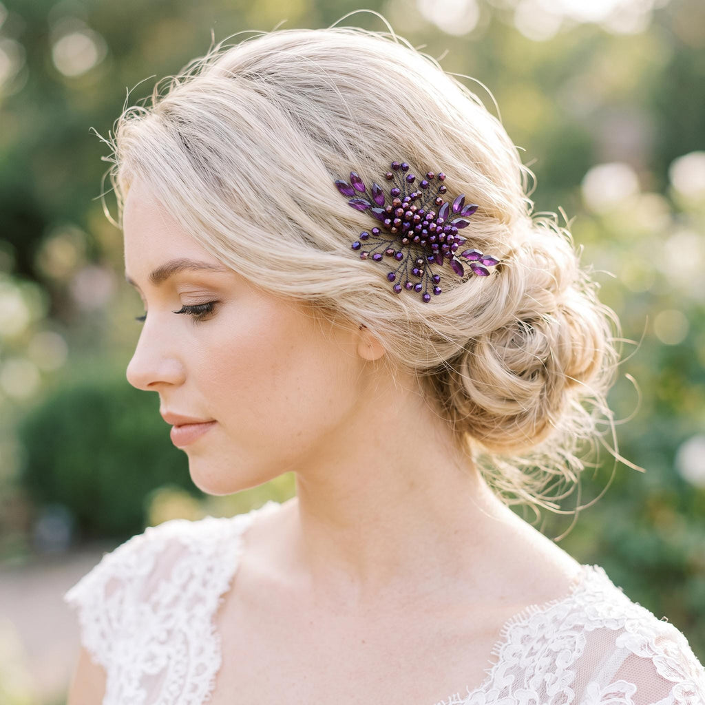 Lila Braut-Haarkamm mit Blättern | Floraler Hochzeitshaarschmuck in Kristalloptik