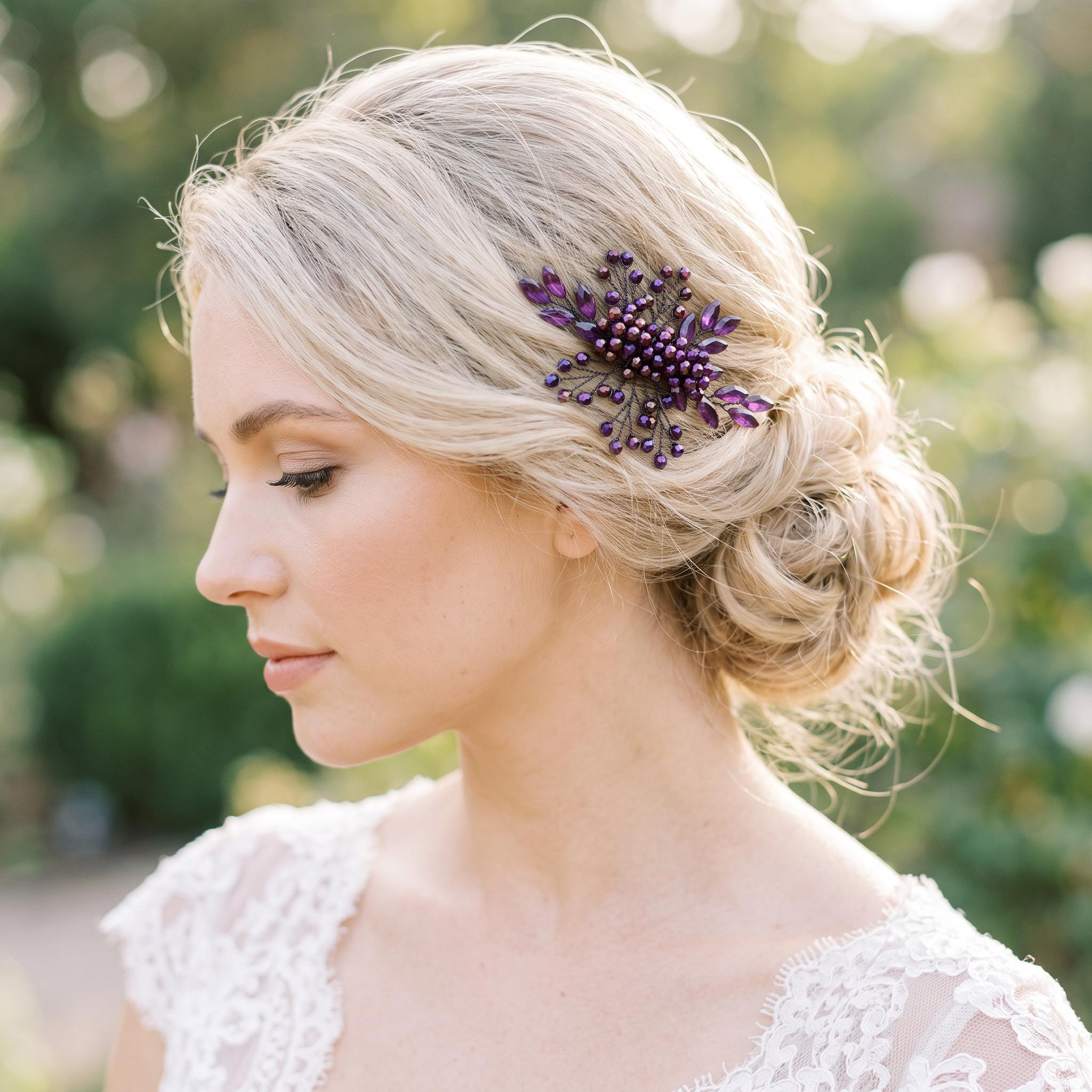 Lila Braut-Haarkamm mit Blättern | Floraler Hochzeitshaarschmuck in Kristalloptik