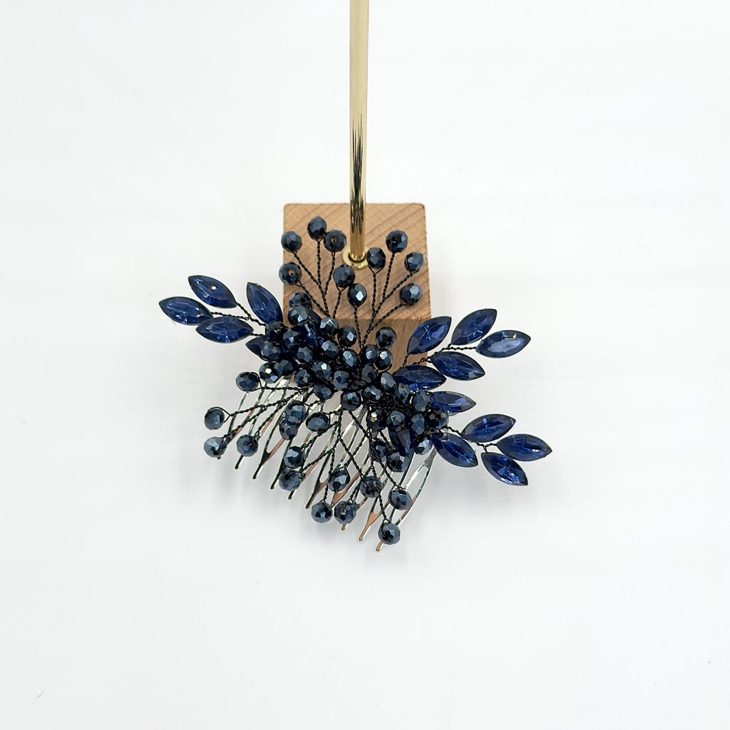 Dunkelblauer Braut-Haarkamm mit Blättern | Floraler Hochzeitsschmuck in Kristalloptik