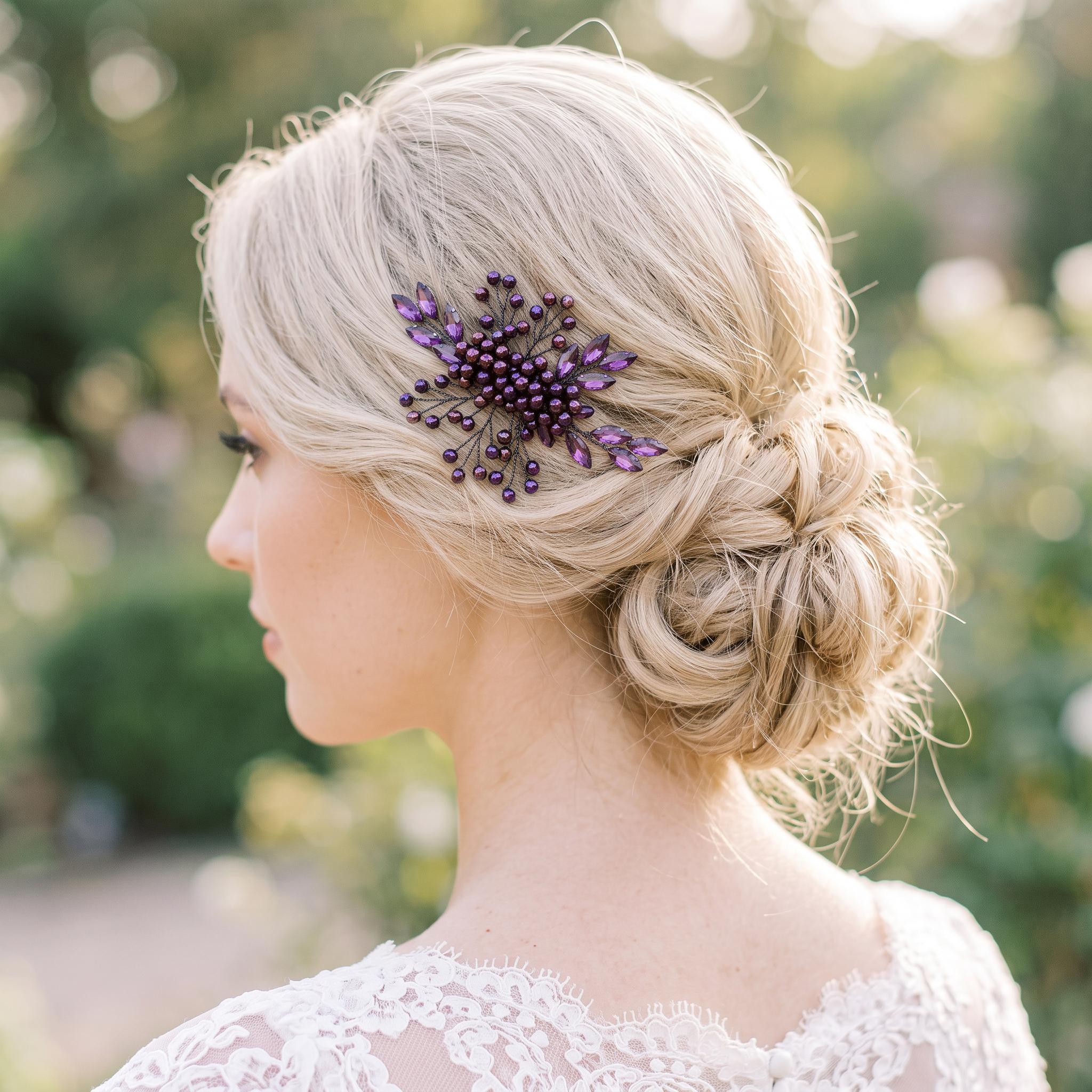 Lila Braut-Haarkamm mit Blättern | Floraler Hochzeitshaarschmuck in Kristalloptik