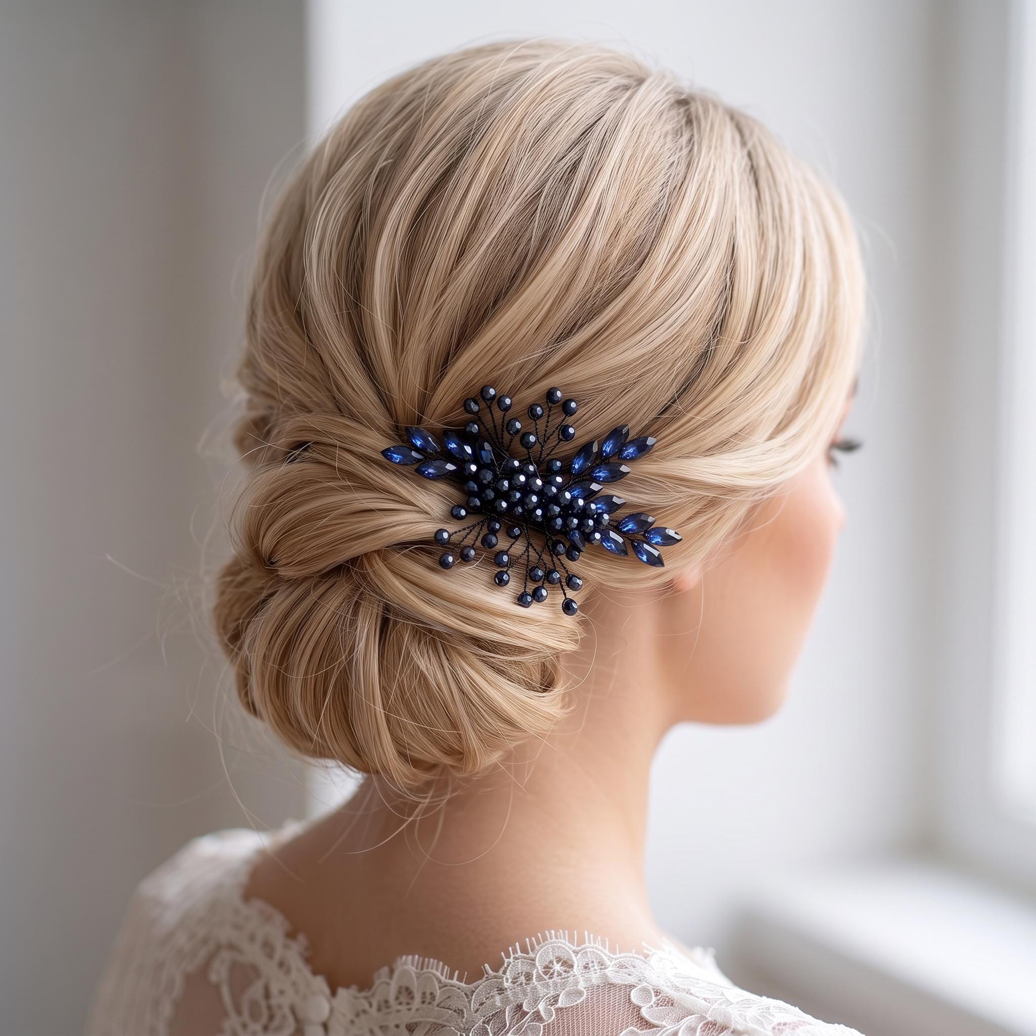 Dunkelblauer Braut-Haarkamm mit Blättern | Floraler Hochzeitsschmuck in Kristalloptik