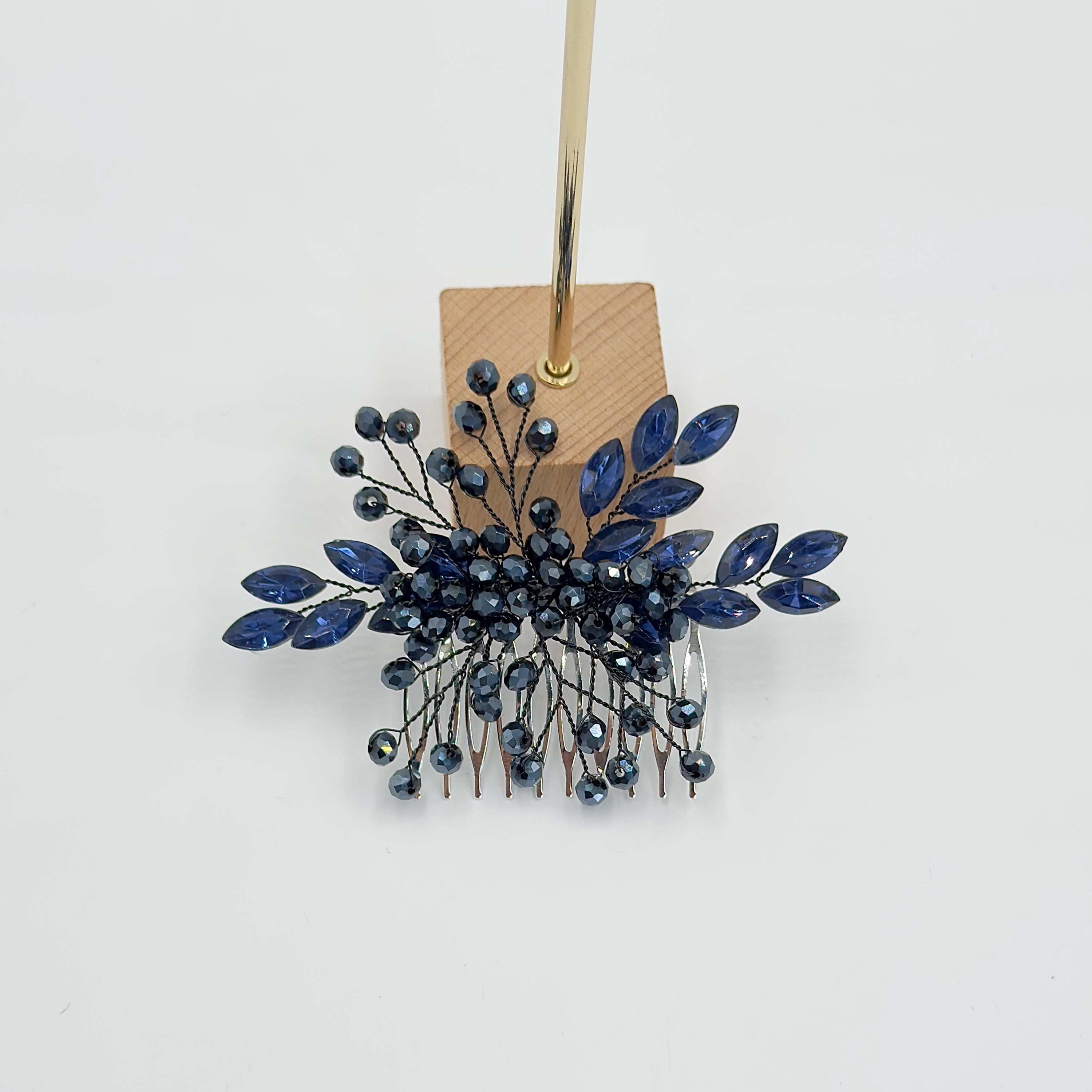 Dunkelblauer Braut-Haarkamm mit Blättern | Floraler Hochzeitsschmuck in Kristalloptik