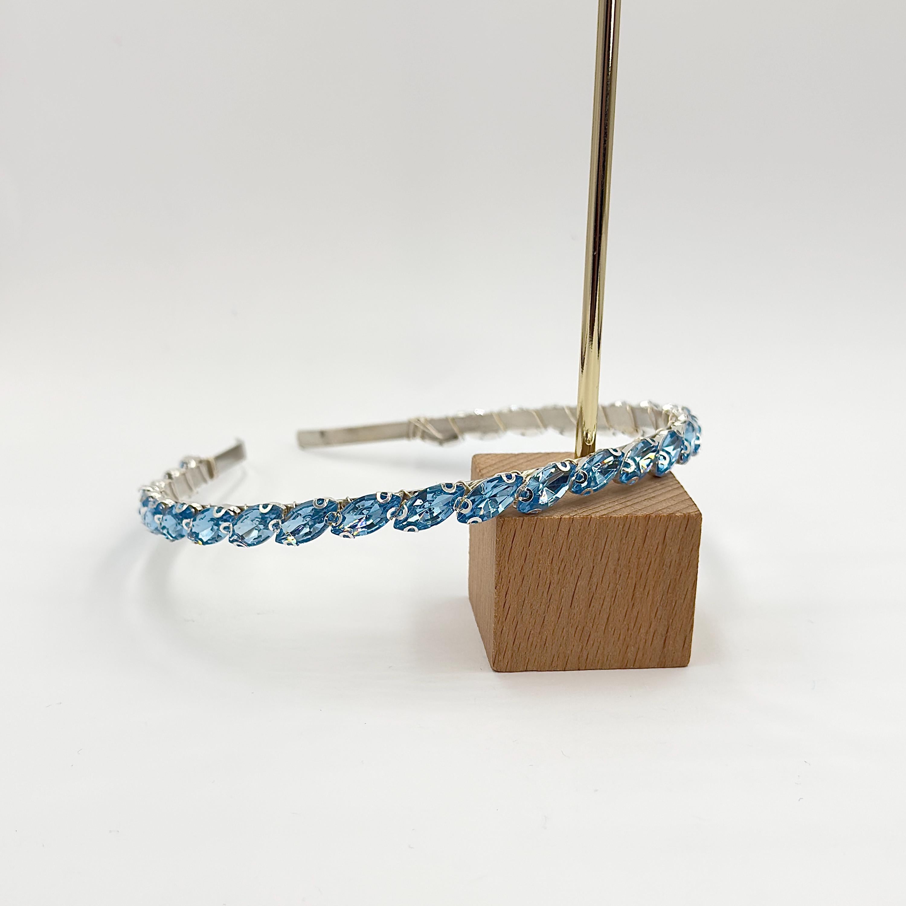 Brauthaarreif mit hellblauen Schmucksteinen | Silberfarbener Glamour-Haarschmuck