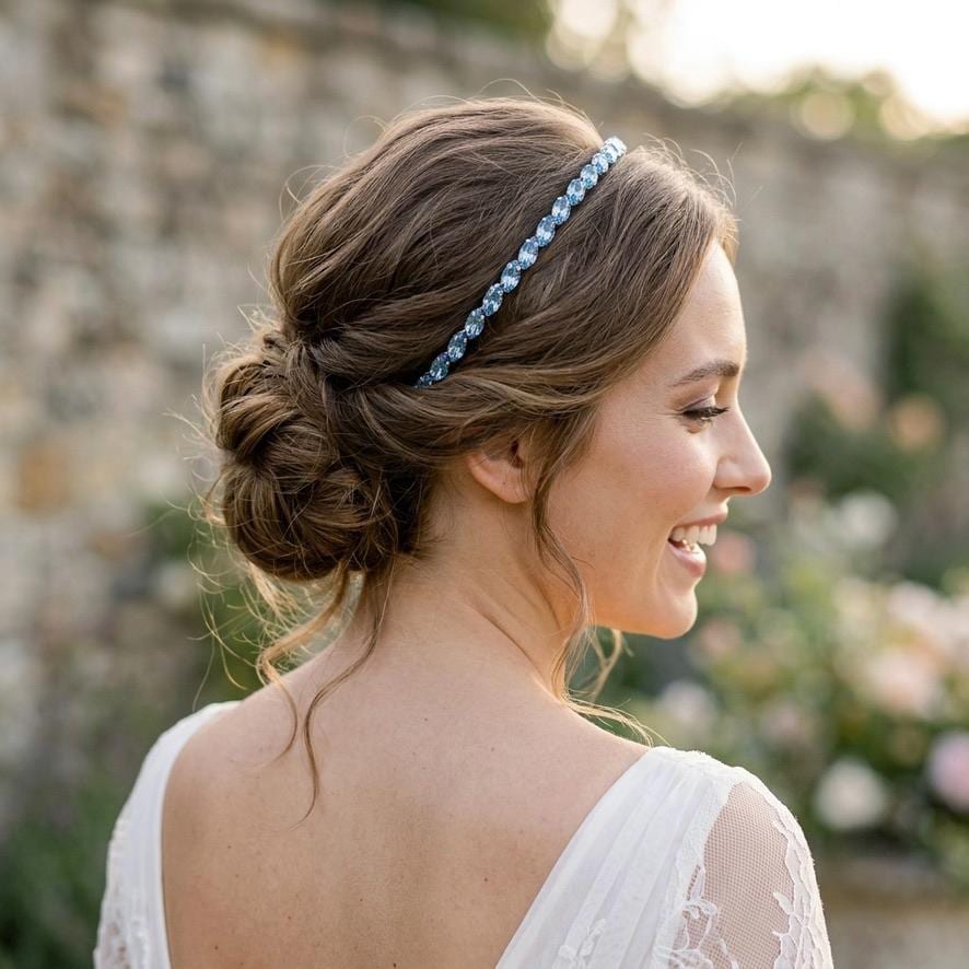 Brauthaarreif mit hellblauen Schmucksteinen | Silberfarbener Glamour-Haarschmuck