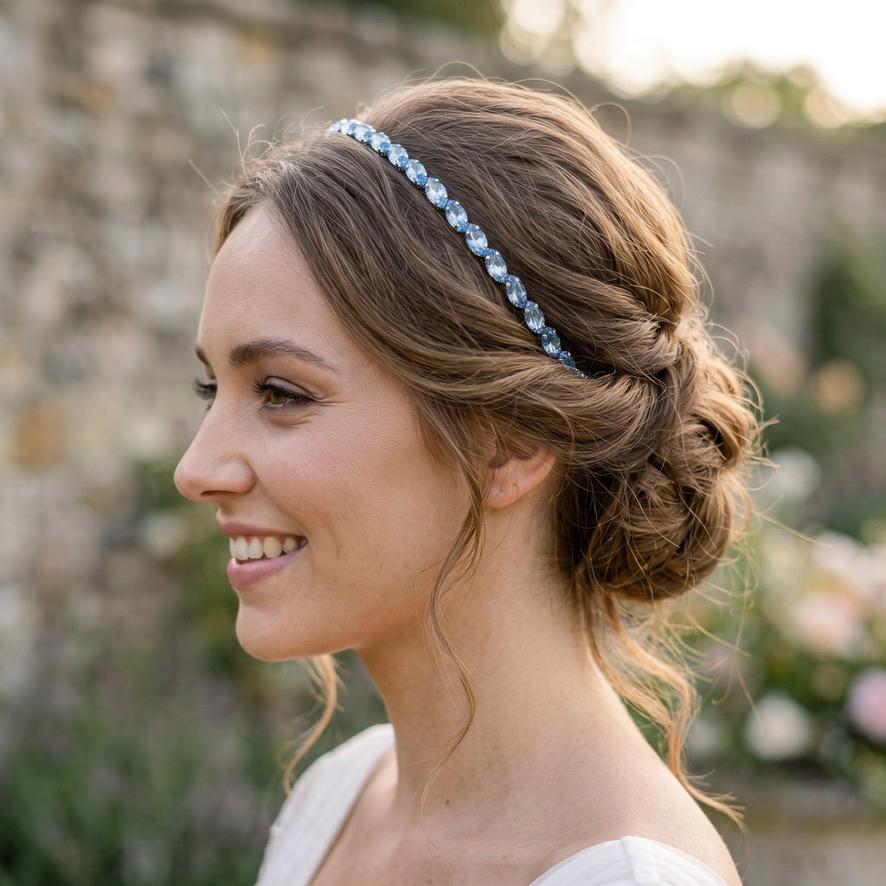 Brauthaarreif mit hellblauen Schmucksteinen | Silberfarbener Glamour-Haarschmuck