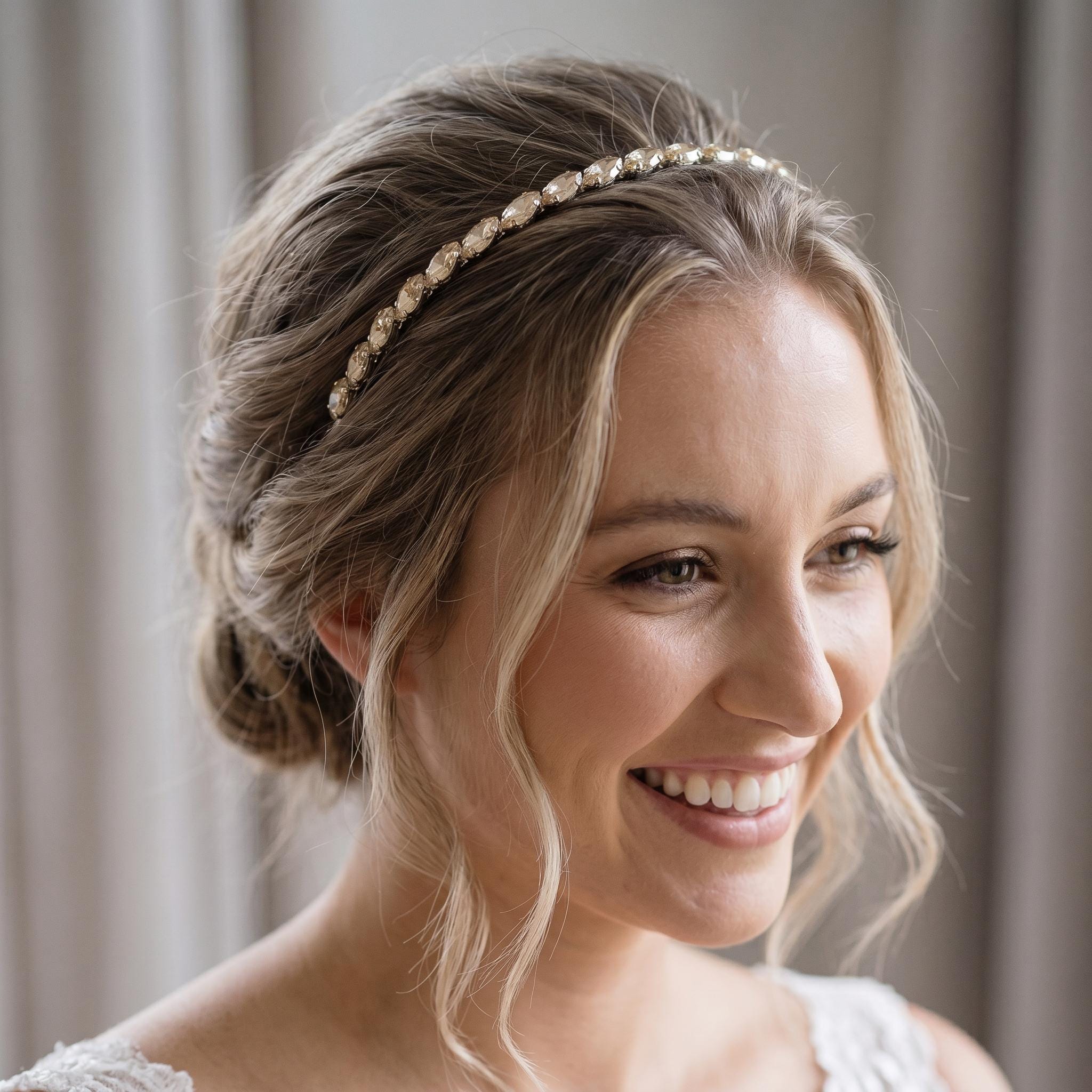 Brauthaarreif mit champagnerfarbenen Navette-Steinen | Eleganter Hochzeitsschmuck in Silberton