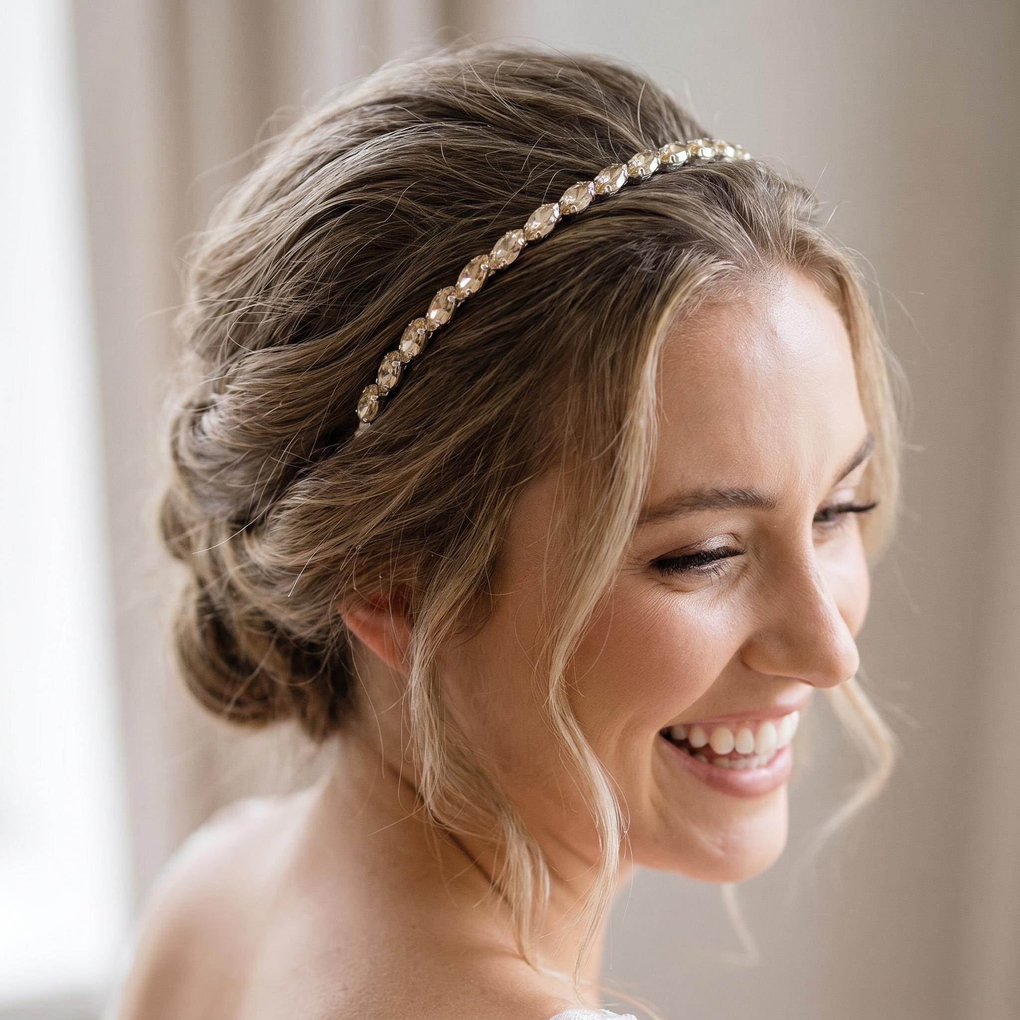 Brauthaarreif mit champagnerfarbenen Navette-Steinen | Eleganter Hochzeitsschmuck in Silberton