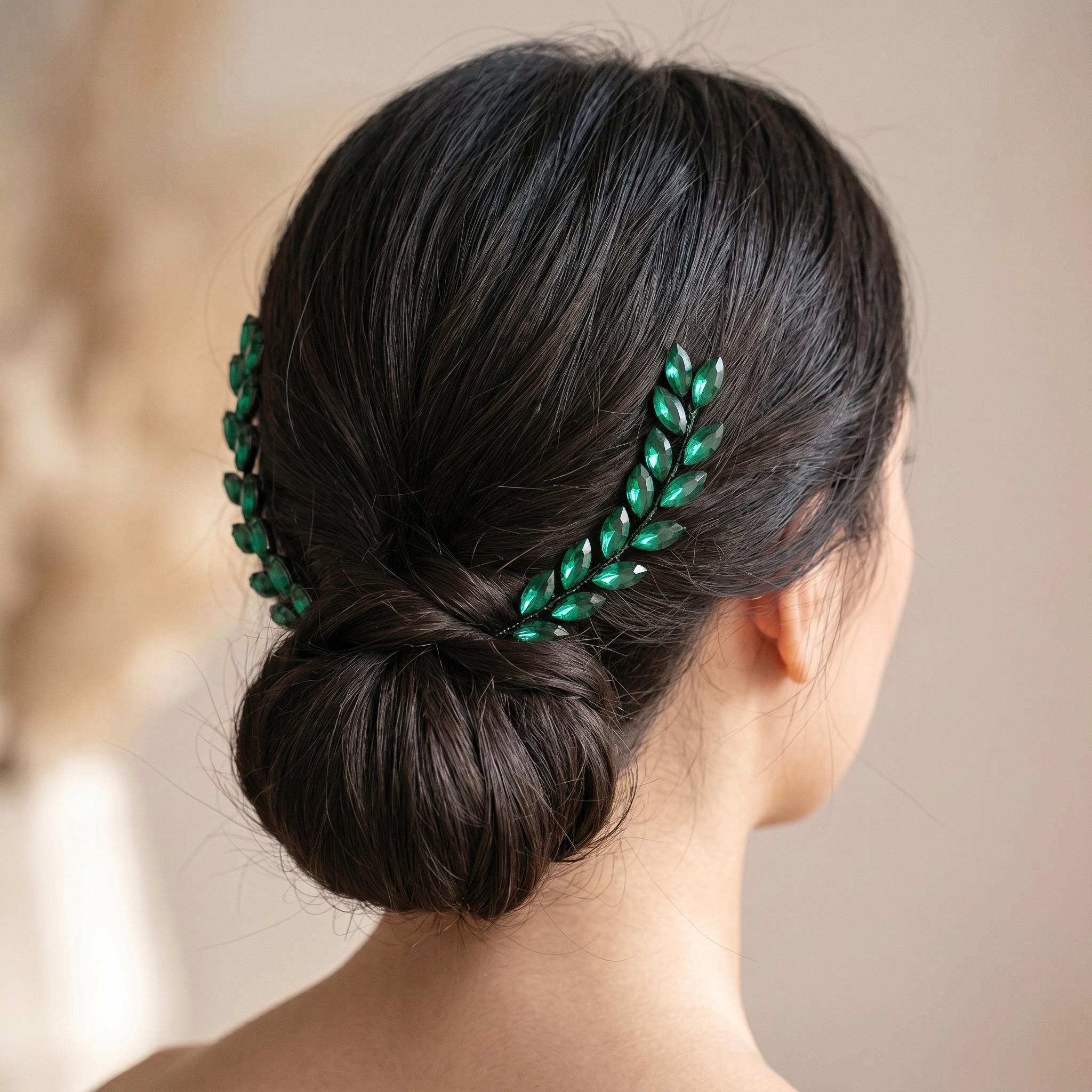 Braut-Haarnadel-Paar mit smaragdgrünen Blätterzweigen | Botanischer Dutt-Schmuck