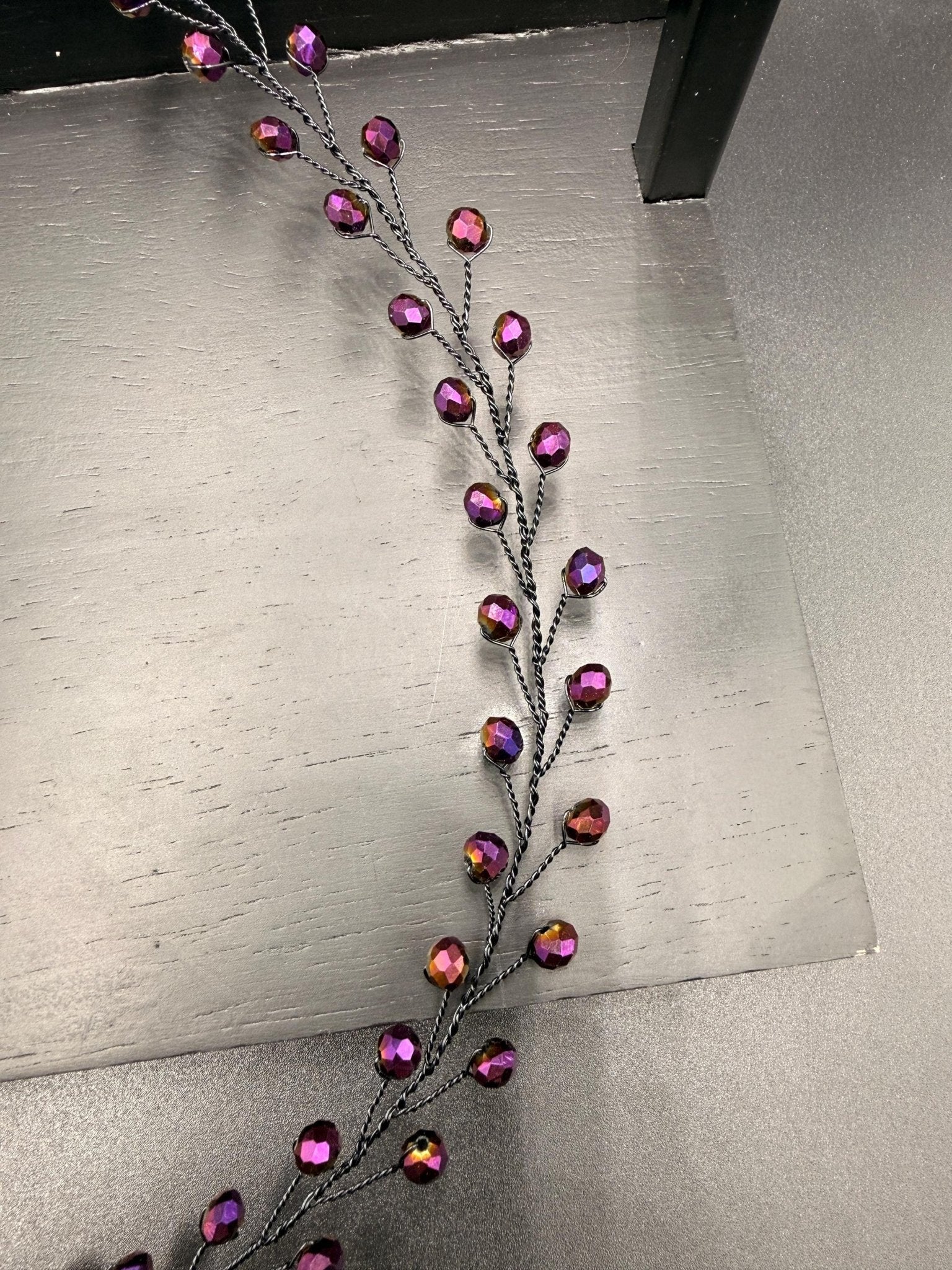Irisierender Aubergine - Kristall Hair Vine – Handgefertigter schimmernder Braut Haarschmuck, flexibles lineares Headpiece in Wunschlänge - AVYRAA BRIDAL