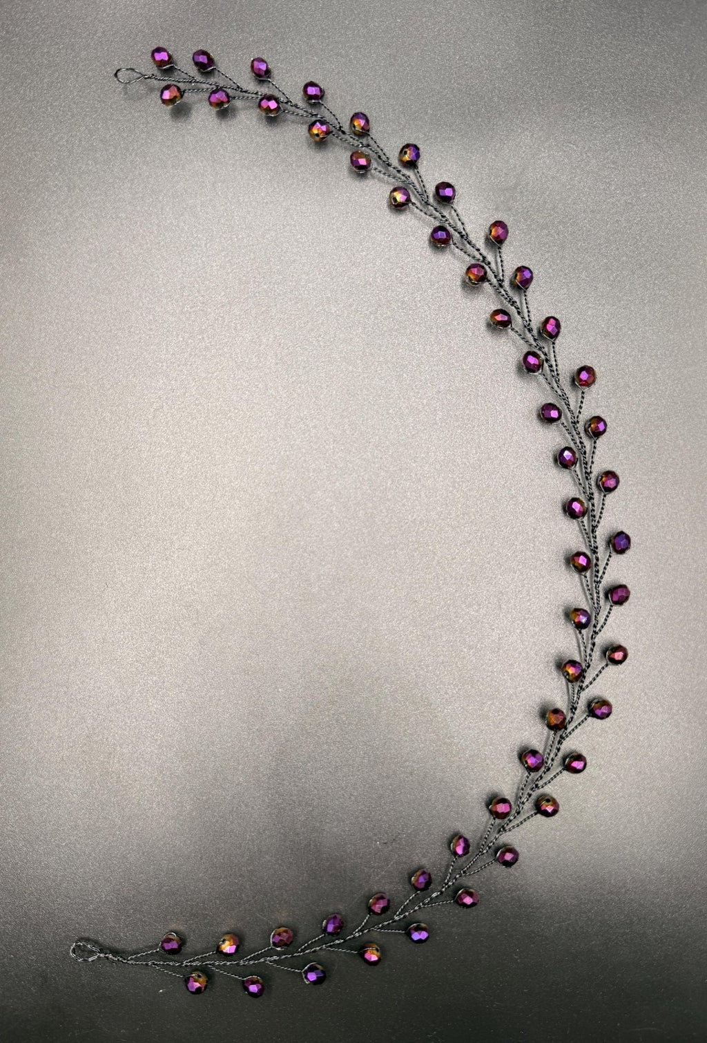 Irisierender Aubergine - Kristall Hair Vine – Handgefertigter schimmernder Braut Haarschmuck, flexibles lineares Headpiece in Wunschlänge - AVYRAA BRIDAL