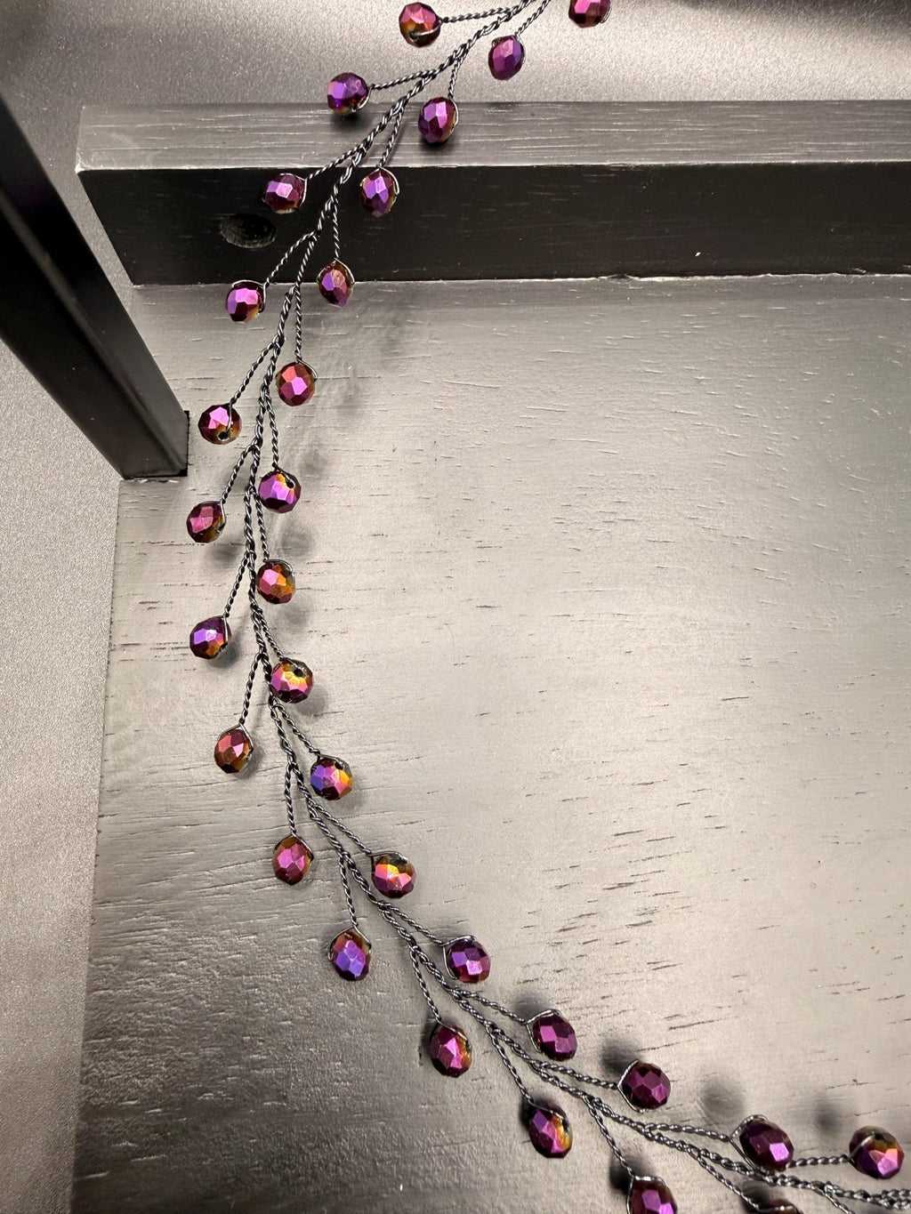 Irisierender Aubergine - Kristall Hair Vine – Handgefertigter schimmernder Braut Haarschmuck, flexibles lineares Headpiece in Wunschlänge - AVYRAA BRIDAL