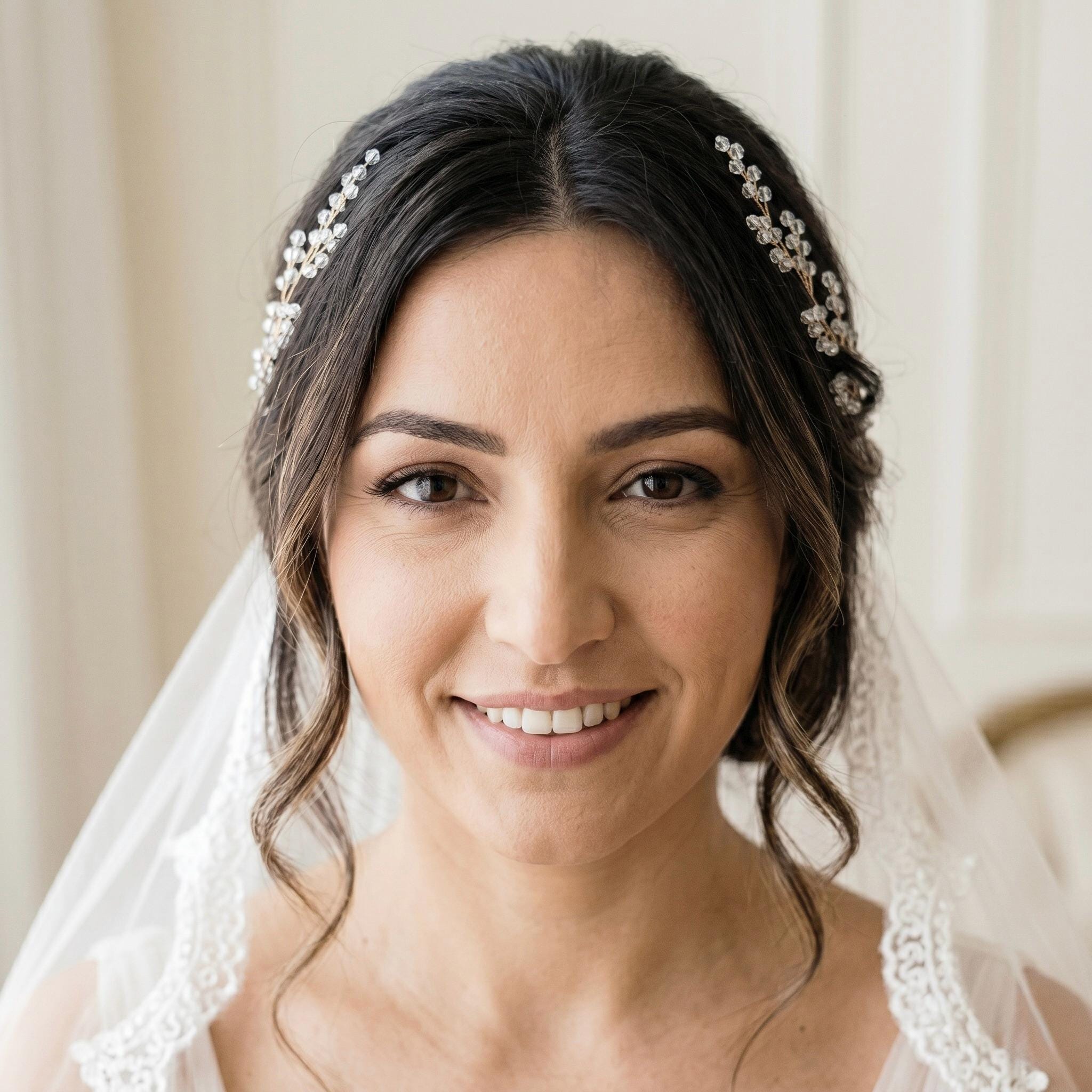 Klare Kristall Haarranke in Gold oder Silber für Bräute - AVYRAA BRIDAL