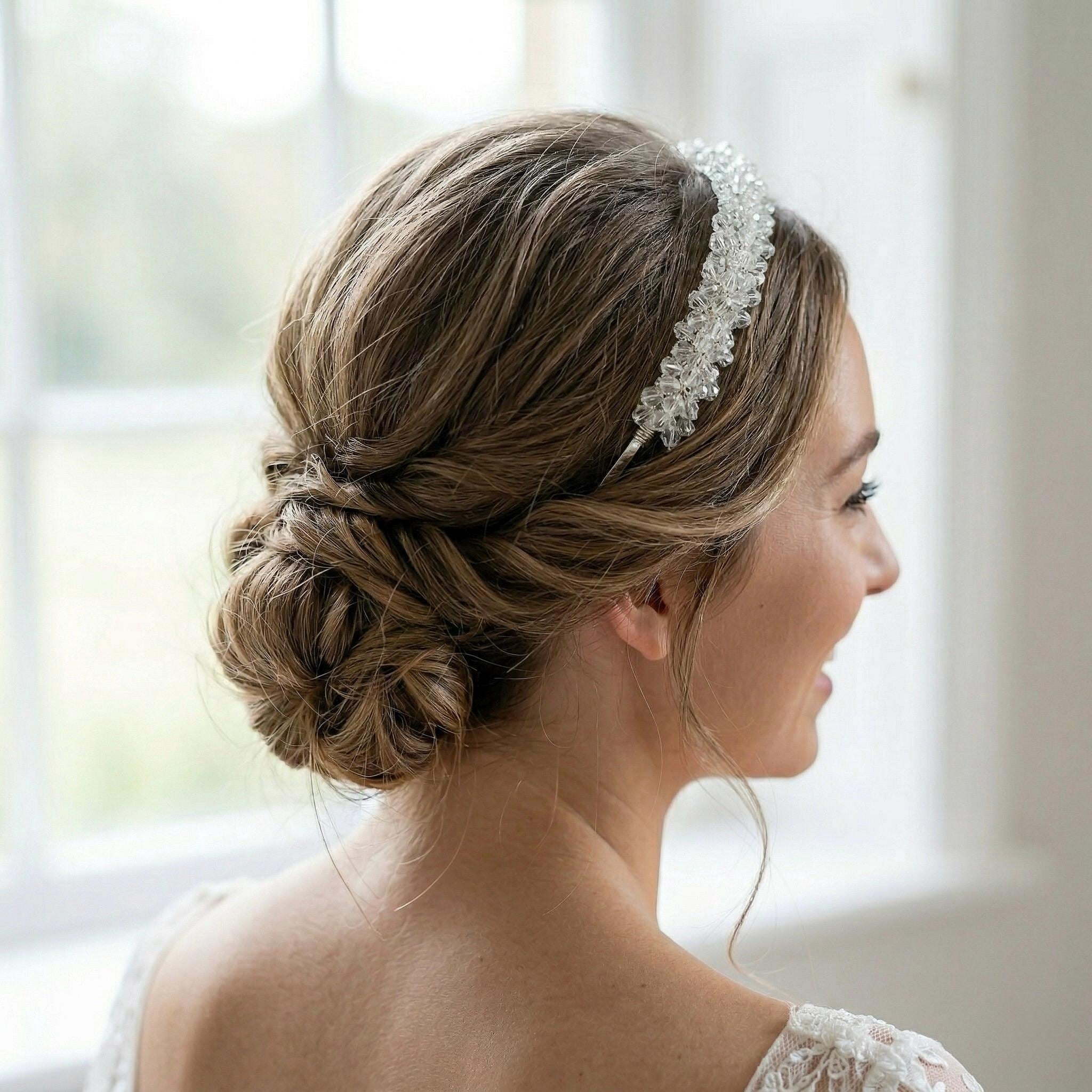 Klare Kristall Tiara mit Strass für Brautfrisuren - AVYRAA BRIDAL