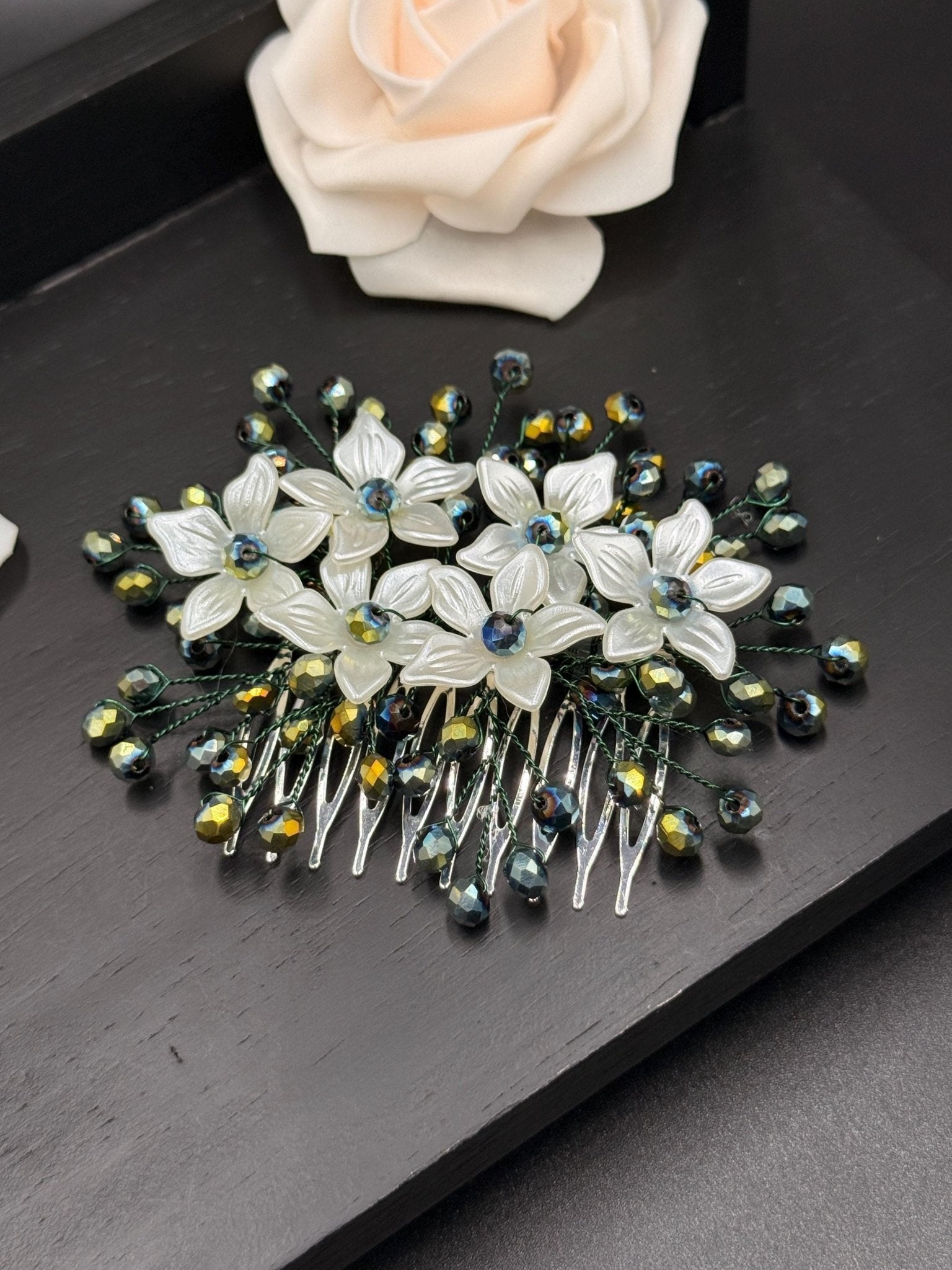 Kristall Haarkamm grün weiß Blätter eleganter Haarschmuck - AVYRAA BRIDAL