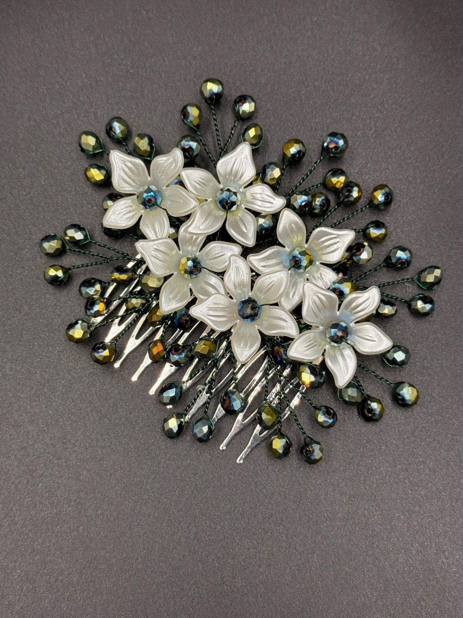 Kristall Haarkamm grün weiß Blätter eleganter Haarschmuck - AVYRAA BRIDAL