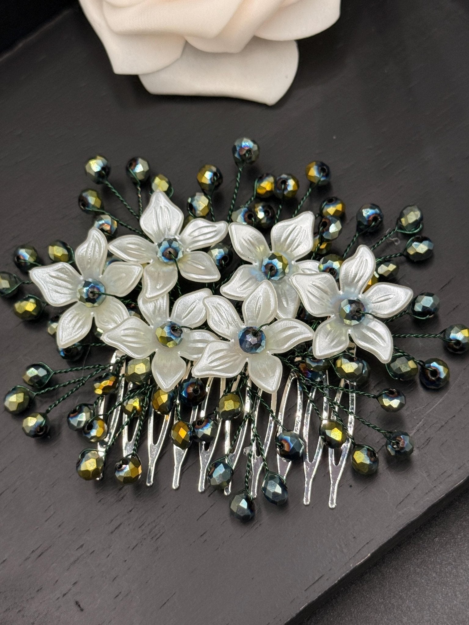 Kristall Haarkamm grün weiß Blätter eleganter Haarschmuck - AVYRAA BRIDAL
