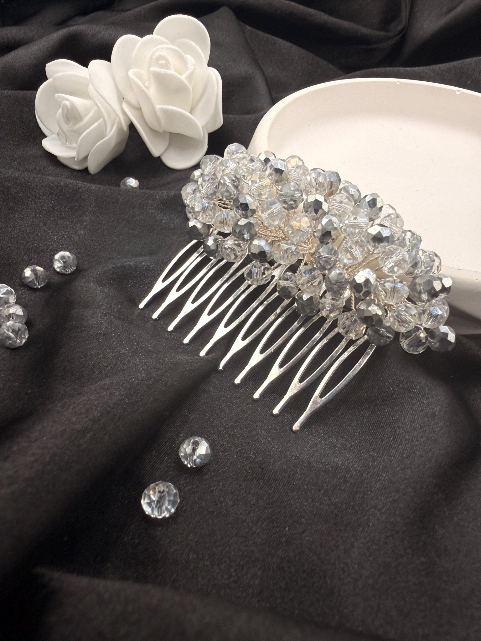 Kristall Haarkamm Silber – Braut Haarschmuck mit klaren Glasperlen, eleganter Metallkamm für Hochzeit & Bridal Look - AVYRAA BRIDAL