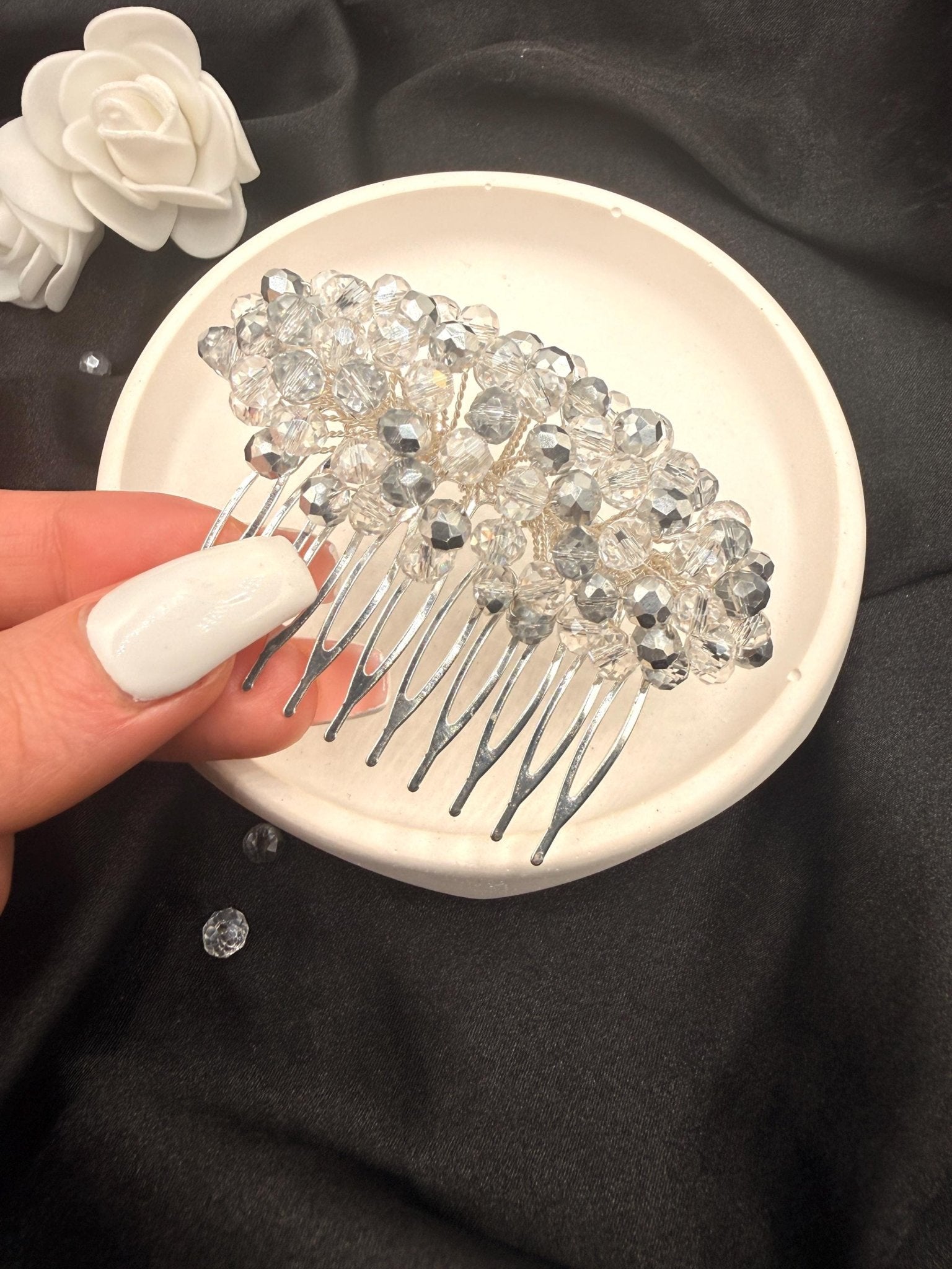 Kristall Haarkamm Silber – Braut Haarschmuck mit klaren Glasperlen, eleganter Metallkamm für Hochzeit & Bridal Look - AVYRAA BRIDAL