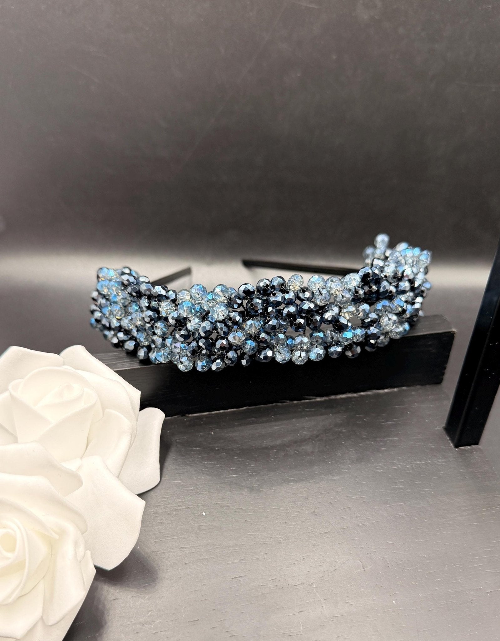Luxuriöse Brautkrone aus zweifarbigen Kristallen – edles Hochzeitsdiadem in Navyblau & Glasblau, exklusives Bridal Headpiece - AVYRAA BRIDAL