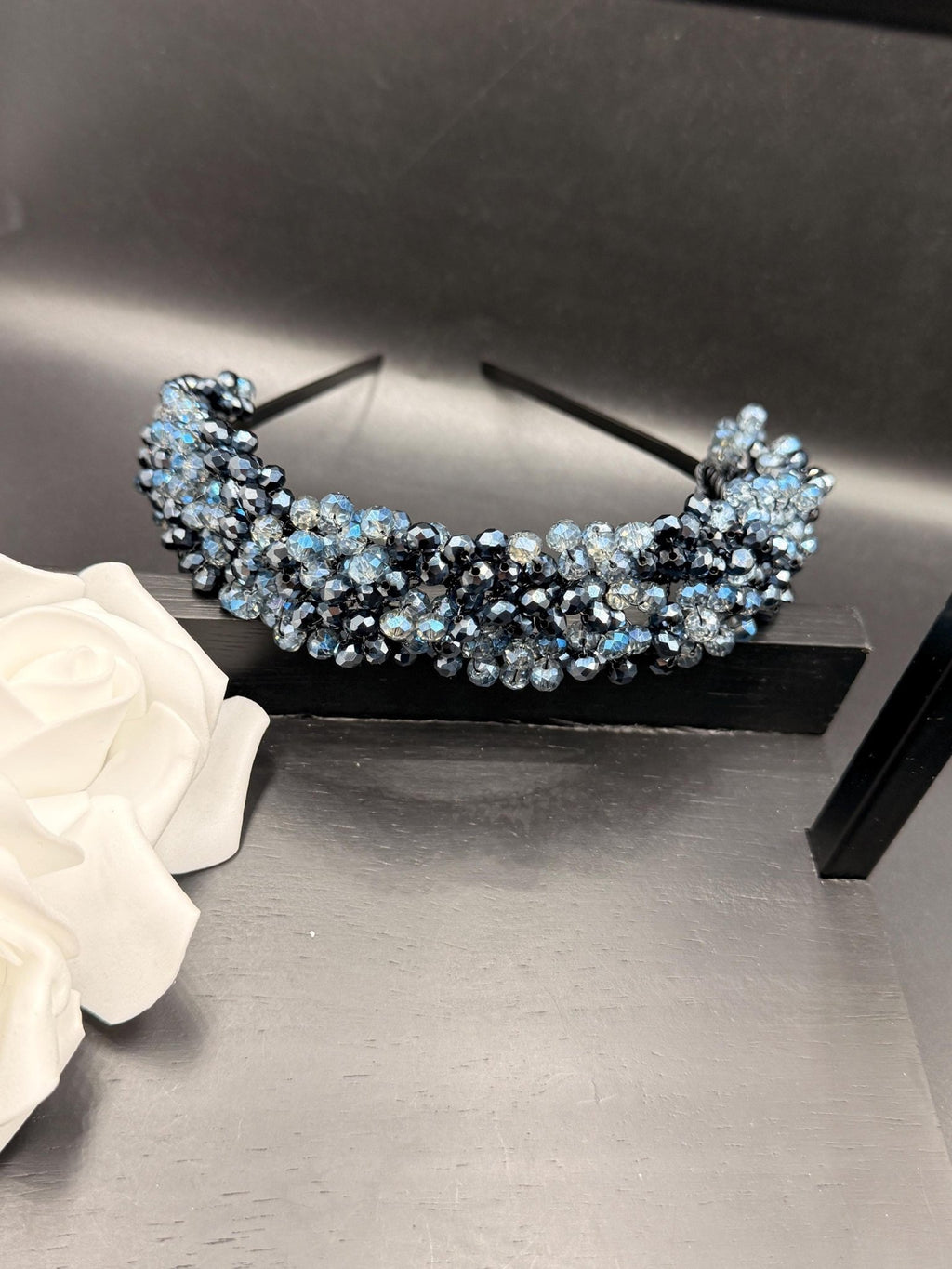 Luxuriöse Brautkrone aus zweifarbigen Kristallen – edles Hochzeitsdiadem in Navyblau & Glasblau, exklusives Bridal Headpiece - AVYRAA BRIDAL