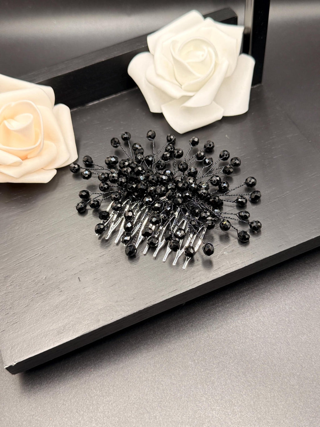 Luxuriöser Braut Haarschmuck aus Kristall mit metallischem Kamm - AVYRAA BRIDAL