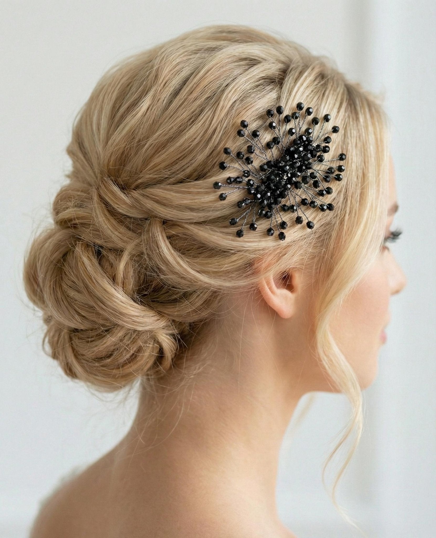 Luxuriöser Braut Haarschmuck aus Kristall mit metallischem Kamm - AVYRAA BRIDAL