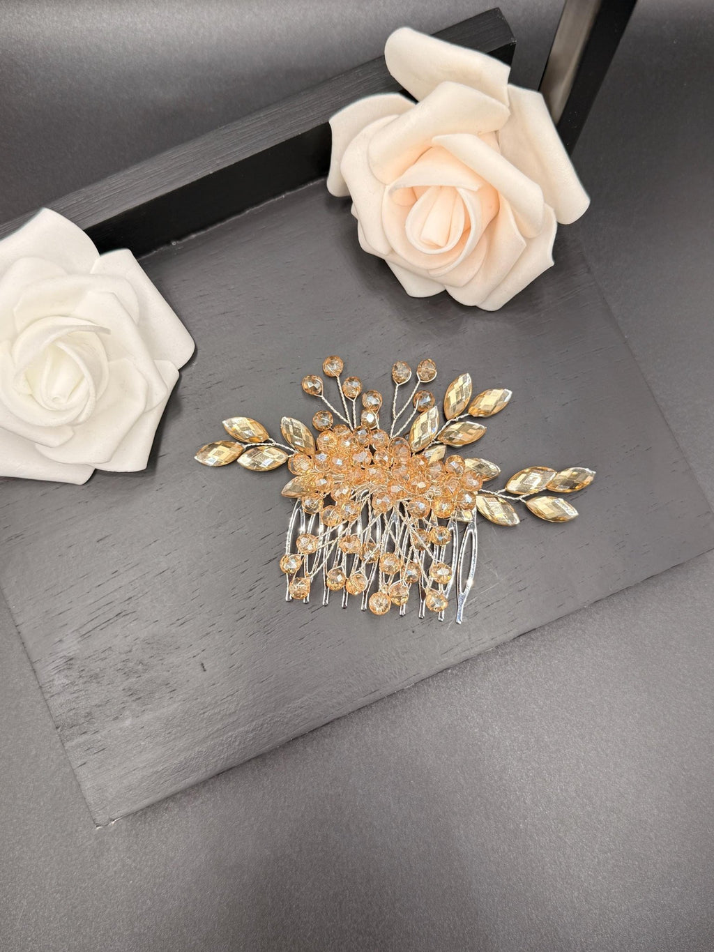 Minimalistischer Braut Haarkamm aus Kristallen – elegantes Accessoire für Hochzeiten - AVYRAA BRIDAL
