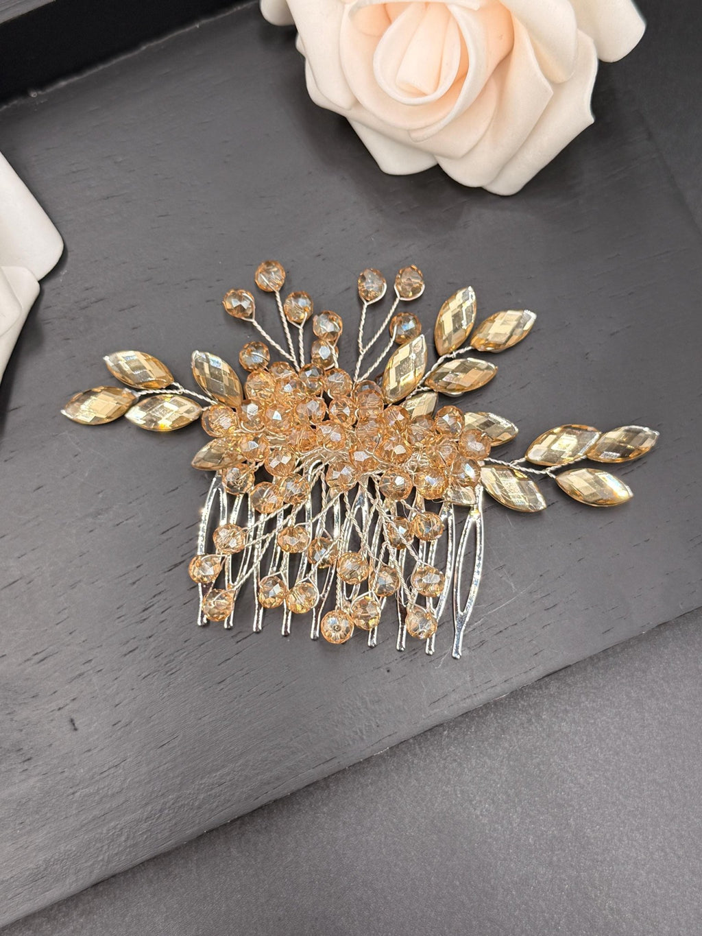 Minimalistischer Braut Haarkamm aus Kristallen – elegantes Accessoire für Hochzeiten - AVYRAA BRIDAL