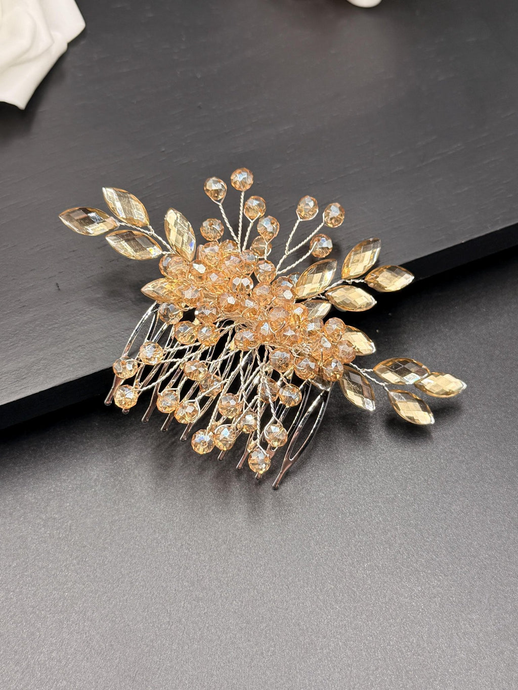 Minimalistischer Braut Haarkamm aus Kristallen – elegantes Accessoire für Hochzeiten - AVYRAA BRIDAL