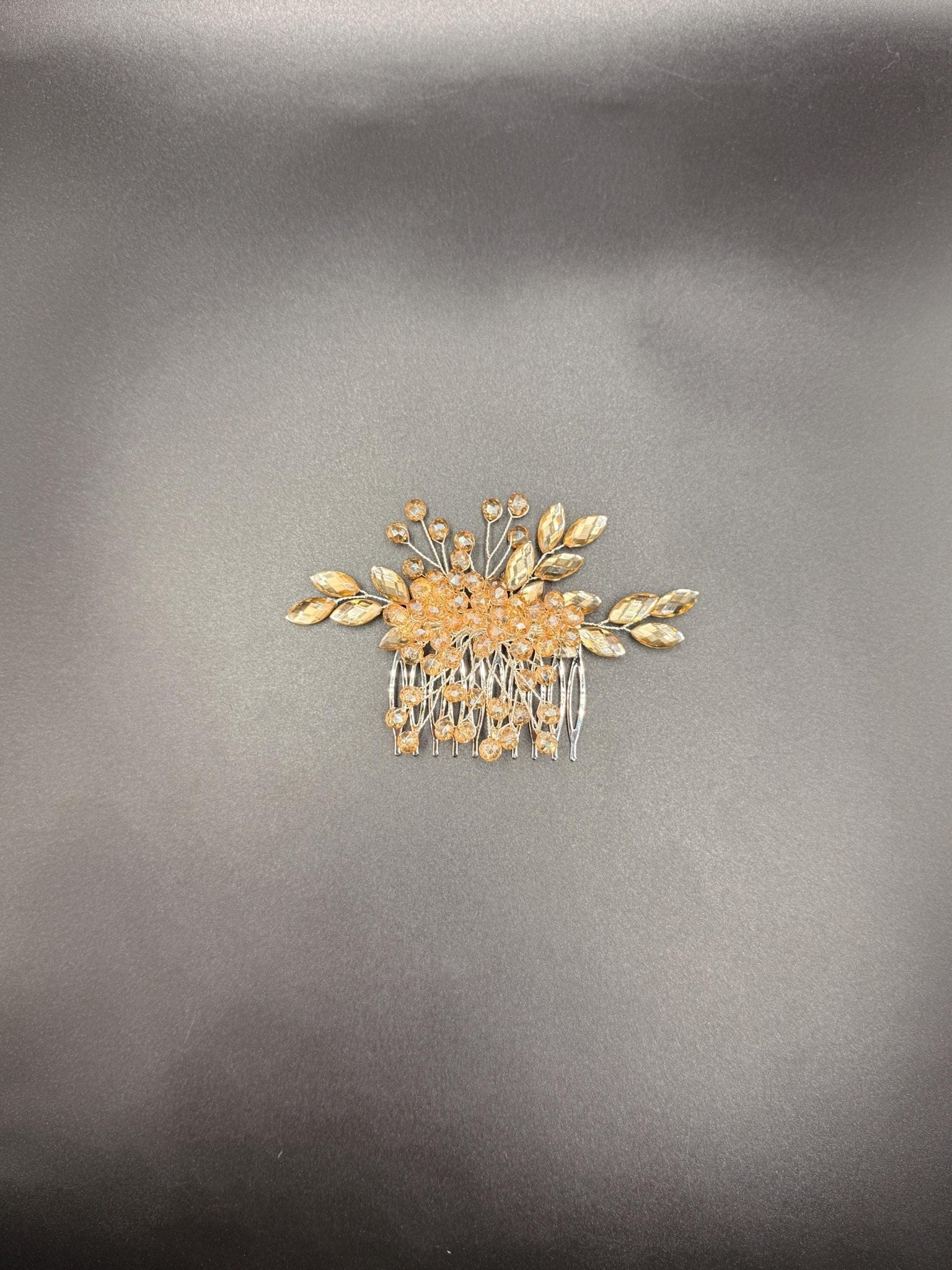 Minimalistischer Braut Haarkamm aus Kristallen – elegantes Accessoire für Hochzeiten - AVYRAA BRIDAL