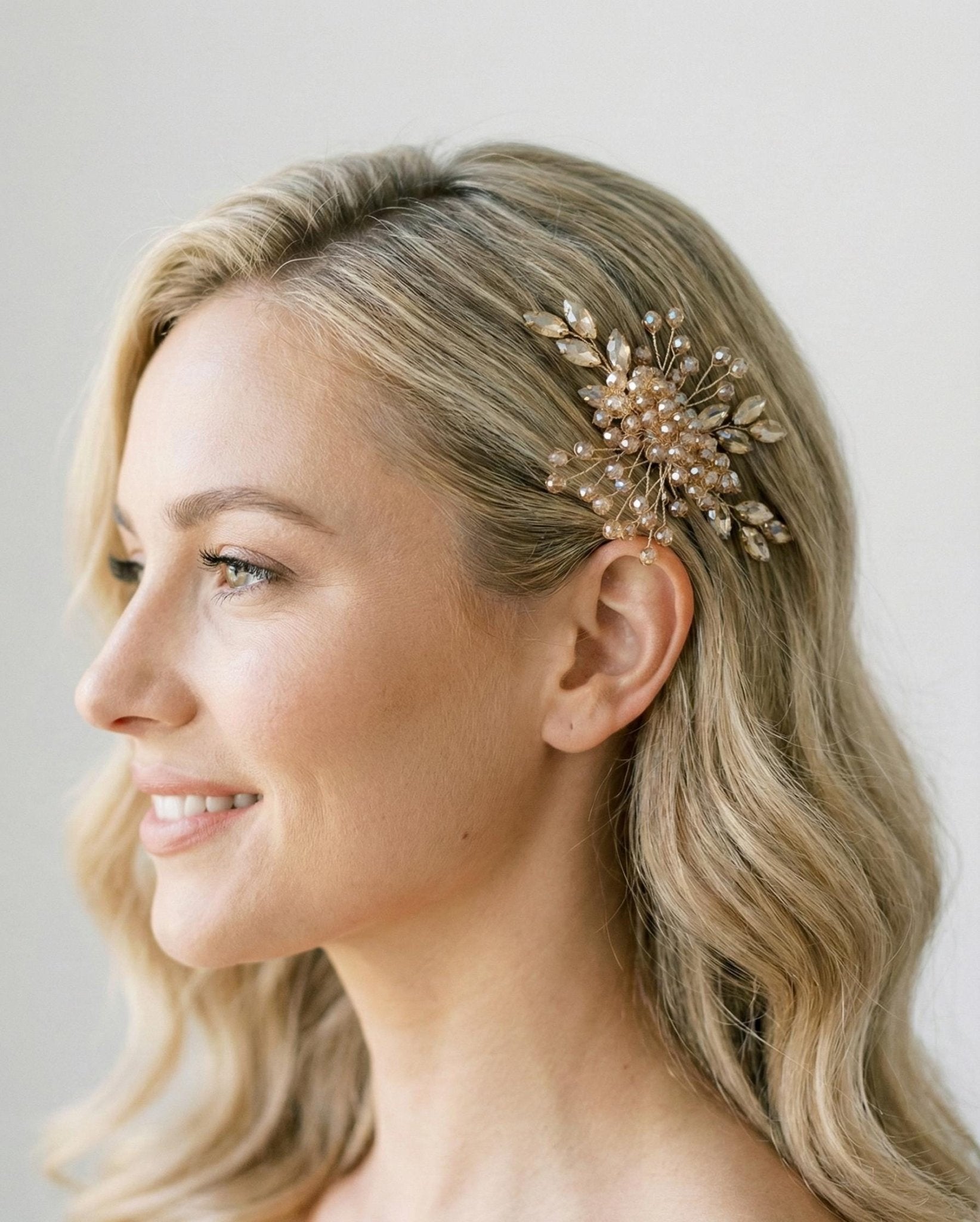 Minimalistischer Braut Haarkamm aus Kristallen – elegantes Accessoire für Hochzeiten - AVYRAA BRIDAL