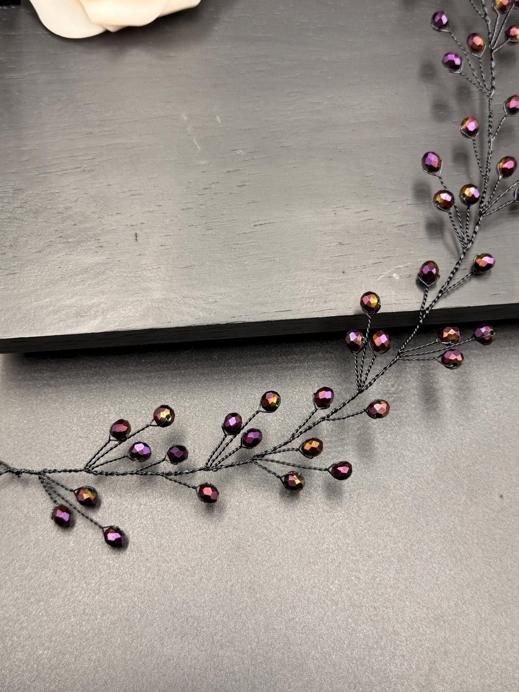 Mystischer Violett Iris Kristall Haarschmuck – Flexibler Braut Haarreif mit schimmernden Kristallen - AVYRAA BRIDAL