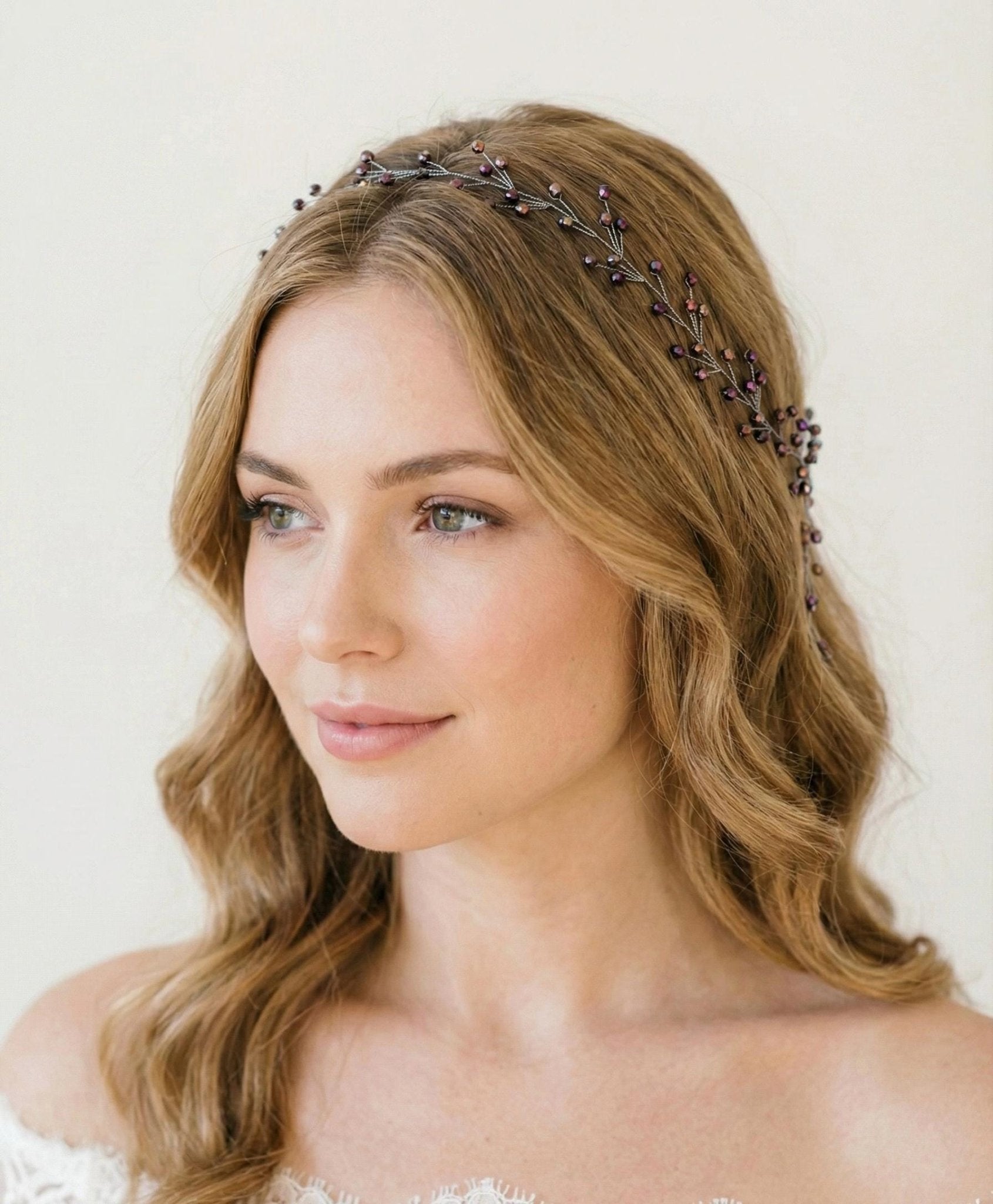 Mystischer Violett Iris Kristall Haarschmuck – Flexibler Braut Haarreif mit schimmernden Kristallen - AVYRAA BRIDAL