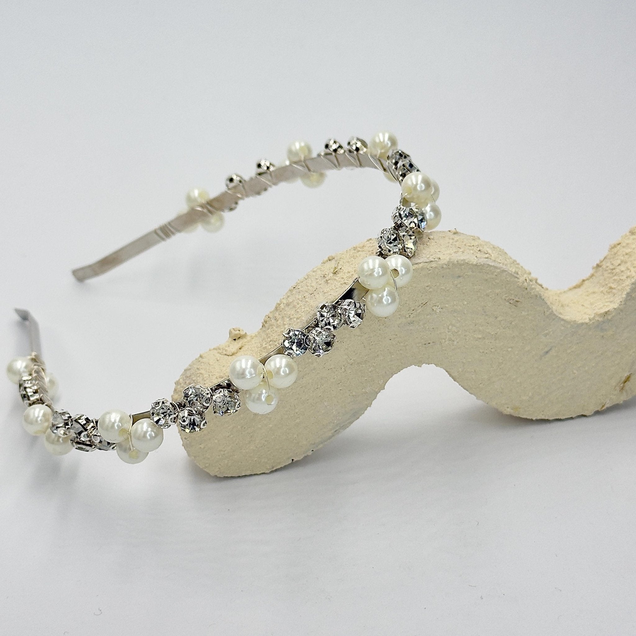 Perlen Braut Haarreif mit Kristallakzenten in Creme - AVYRAA BRIDAL