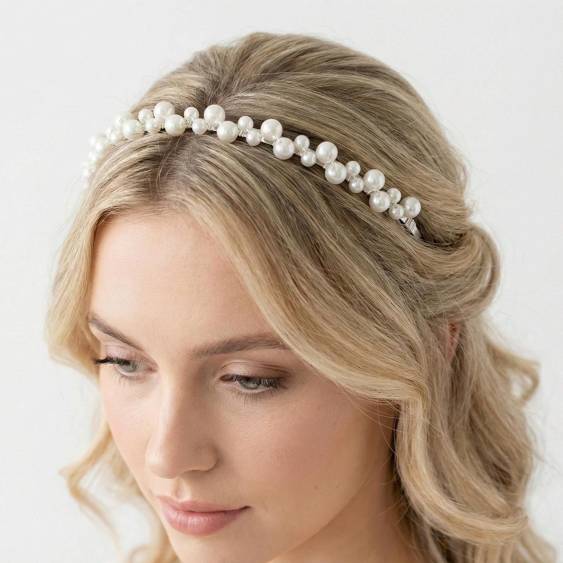 Perlen Haarreif für Brautfrisuren mit unterschiedlich großen Perlen - AVYRAA BRIDAL