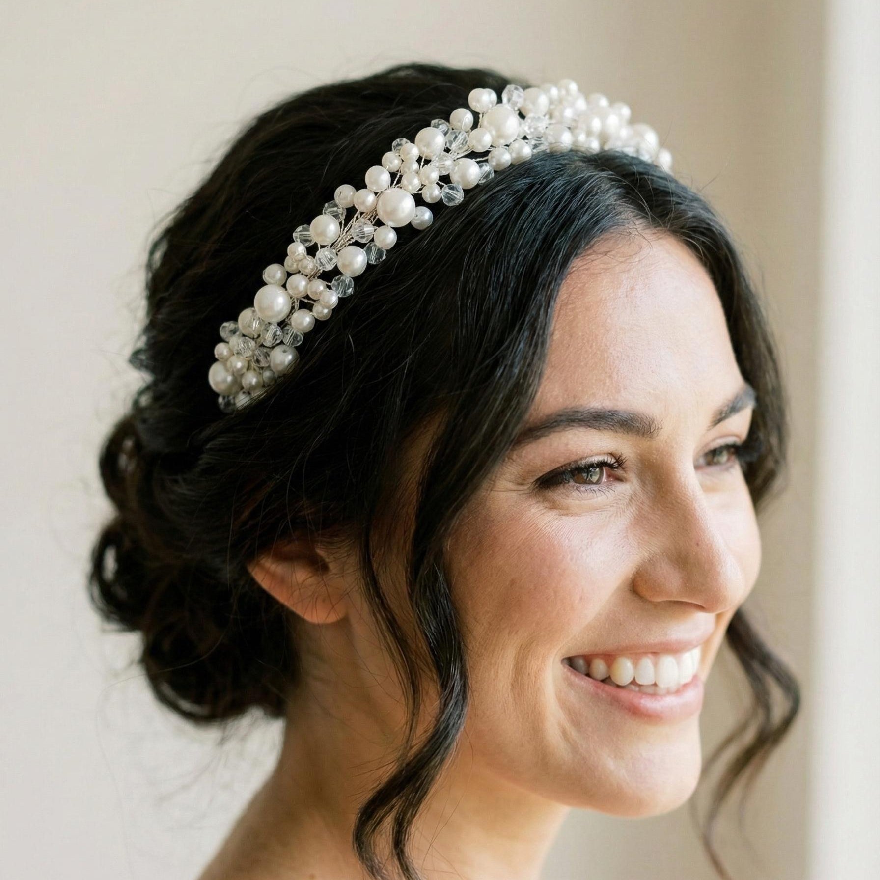 Perlen Kristall Diadem für elegante Brautfrisuren - AVYRAA BRIDAL