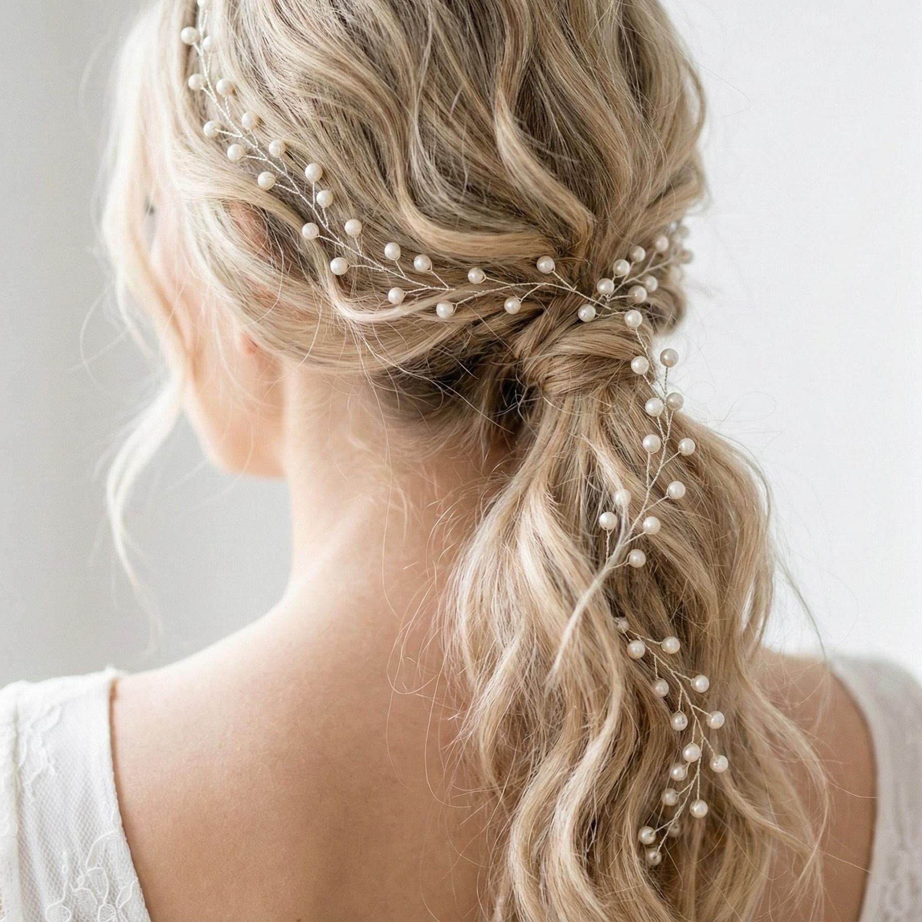 Perlenzweig Haarranke in Gold oder Silber für Bräute - AVYRAA BRIDAL