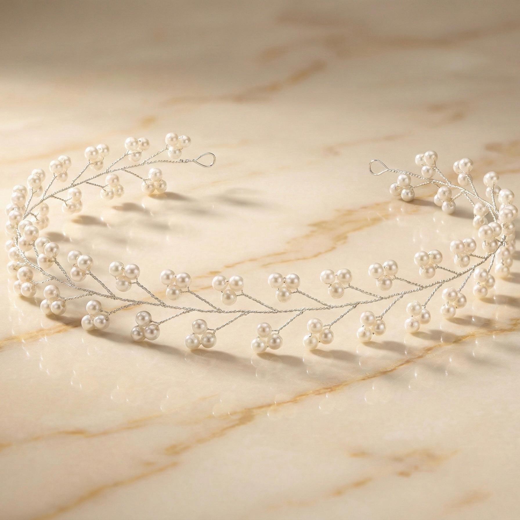 Perlenzweig Haarranke in Gold oder Silber für Bräute - AVYRAA BRIDAL