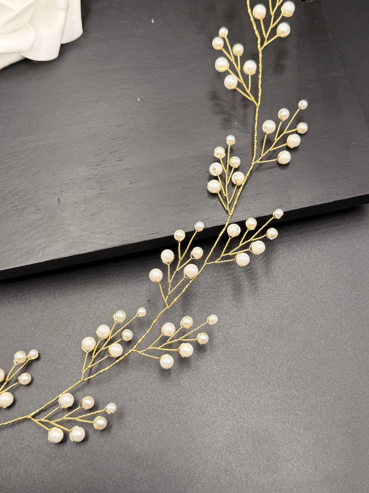 Perlenzweig Haarranke in Gold oder Silber für Hochzeit - AVYRAA BRIDAL