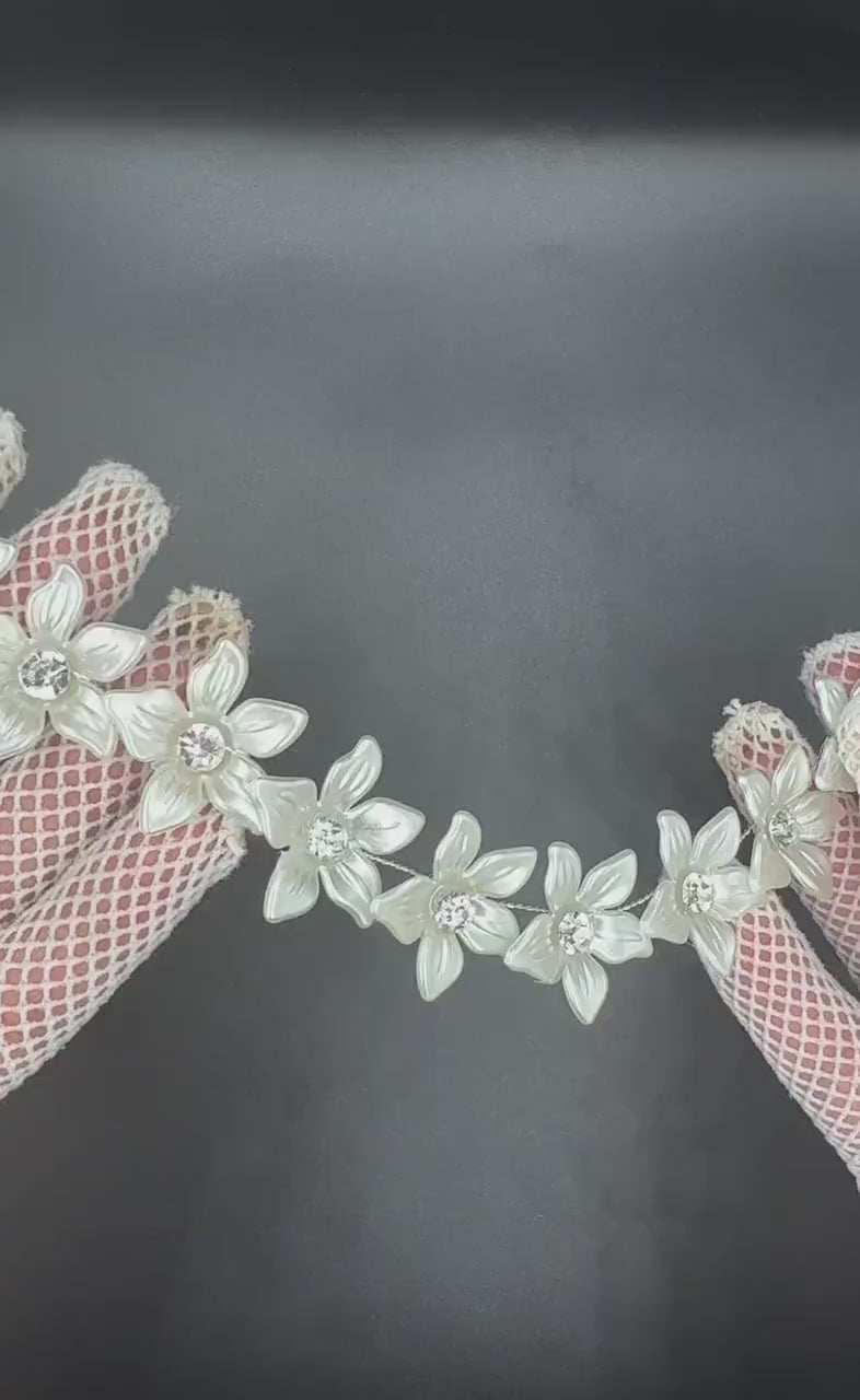 Weißer Blüten Haarschmuck mit Kristallen für Bräute