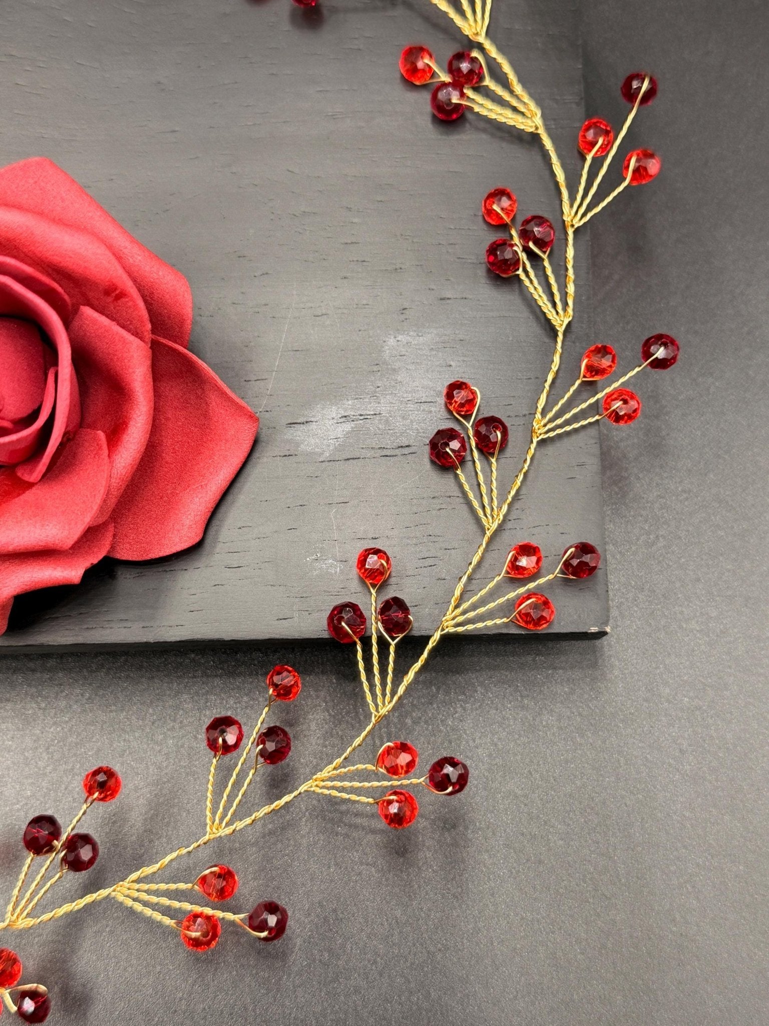 Romantische Haarranke mit rot - weinroten Kristallen – handgefertigtes, goldenes Brautaccessoire für einen leidenschaftlich funkelnden Look - AVYRAA BRIDAL