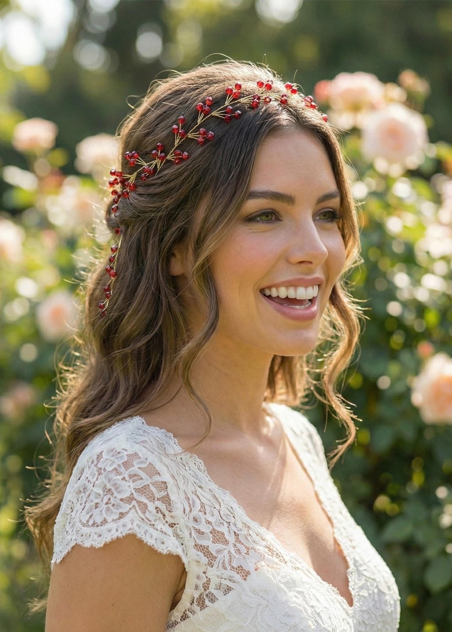 Romantische Haarranke mit rot - weinroten Kristallen – handgefertigtes, goldenes Brautaccessoire für einen leidenschaftlich funkelnden Look - AVYRAA BRIDAL